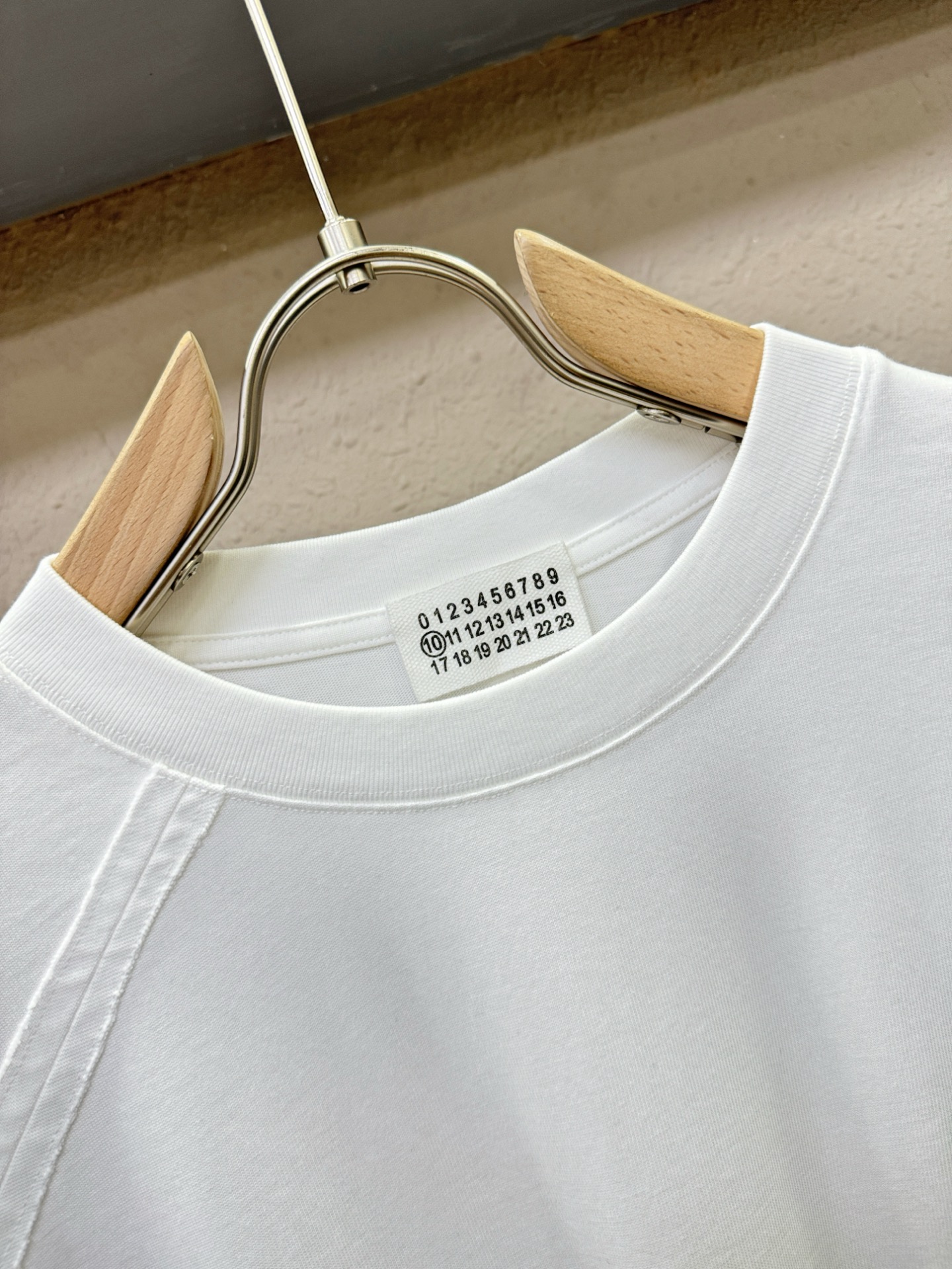 马吉拉 2025秋冬新品长袖T恤，经典Logo设计，百搭款 官网同步发售，柔软细腻保暖 亲肤感极高，完美