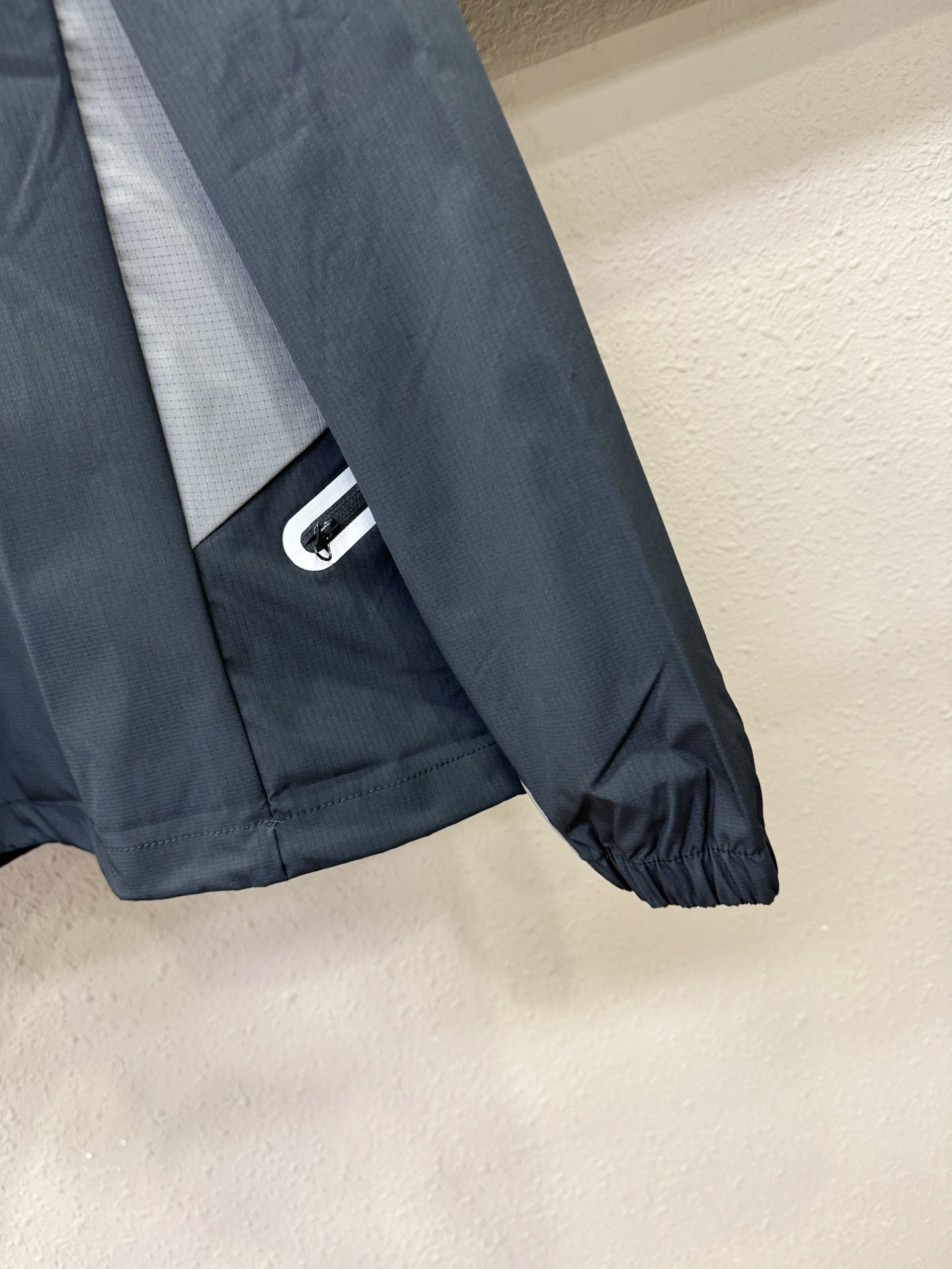 ARC‘TERYX/始祖鸟 2025秋冬新品长袖T恤，经典Logo设计，百搭款 官网同步发售，柔软细腻保