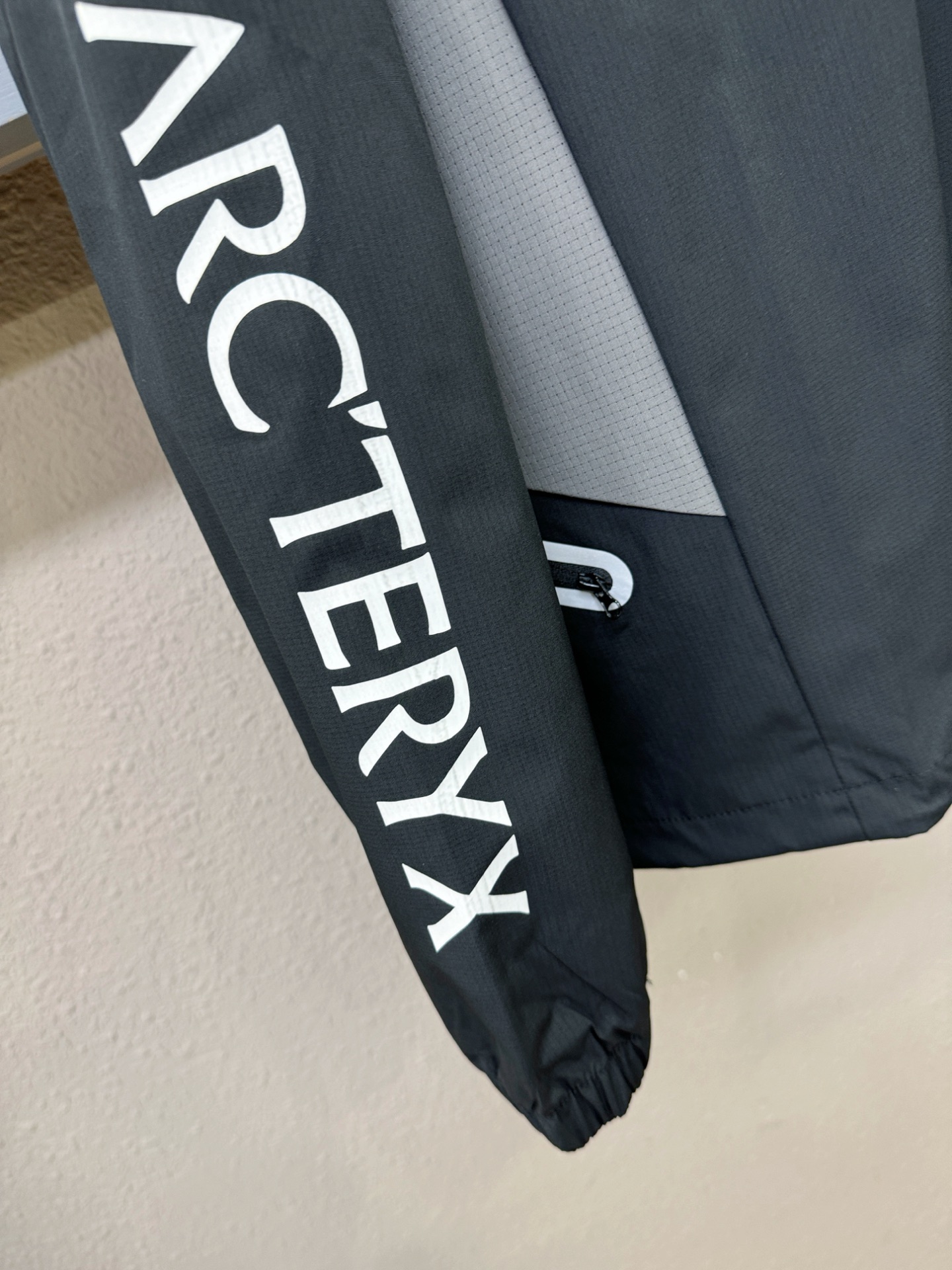ARC‘TERYX/始祖鸟 2025秋冬新品长袖T恤，经典Logo设计，百搭款 官网同步发售，柔软细腻保