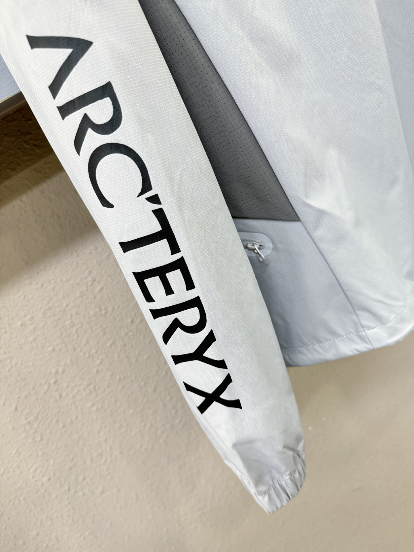 ARC‘TERYX/始祖鸟 2025秋冬新品长袖T恤，经典Logo设计，百搭款 官网同步发售，柔软细腻保