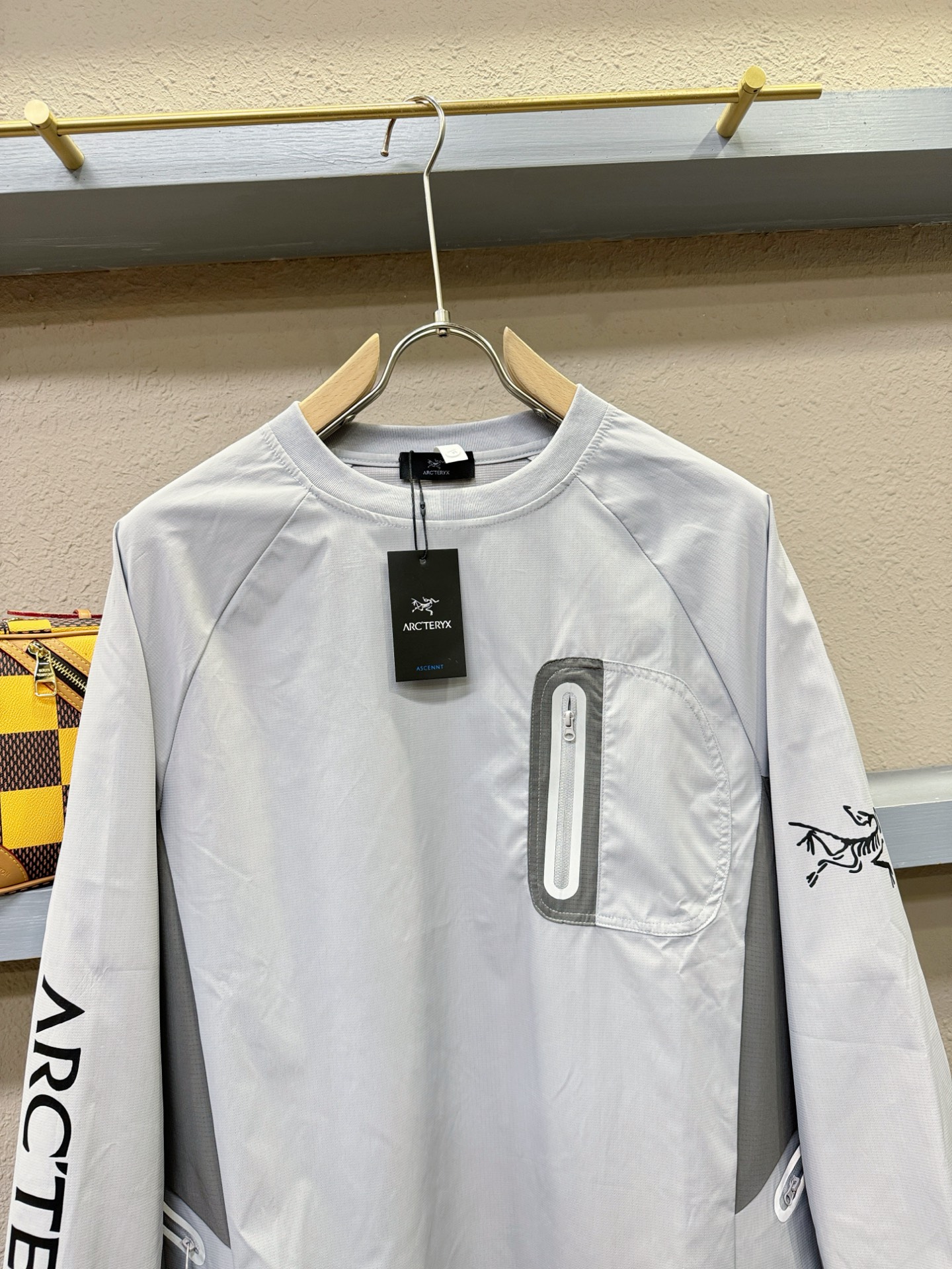 ARC‘TERYX/始祖鸟 2025秋冬新品长袖T恤，经典Logo设计，百搭款 官网同步发售，柔软细腻保