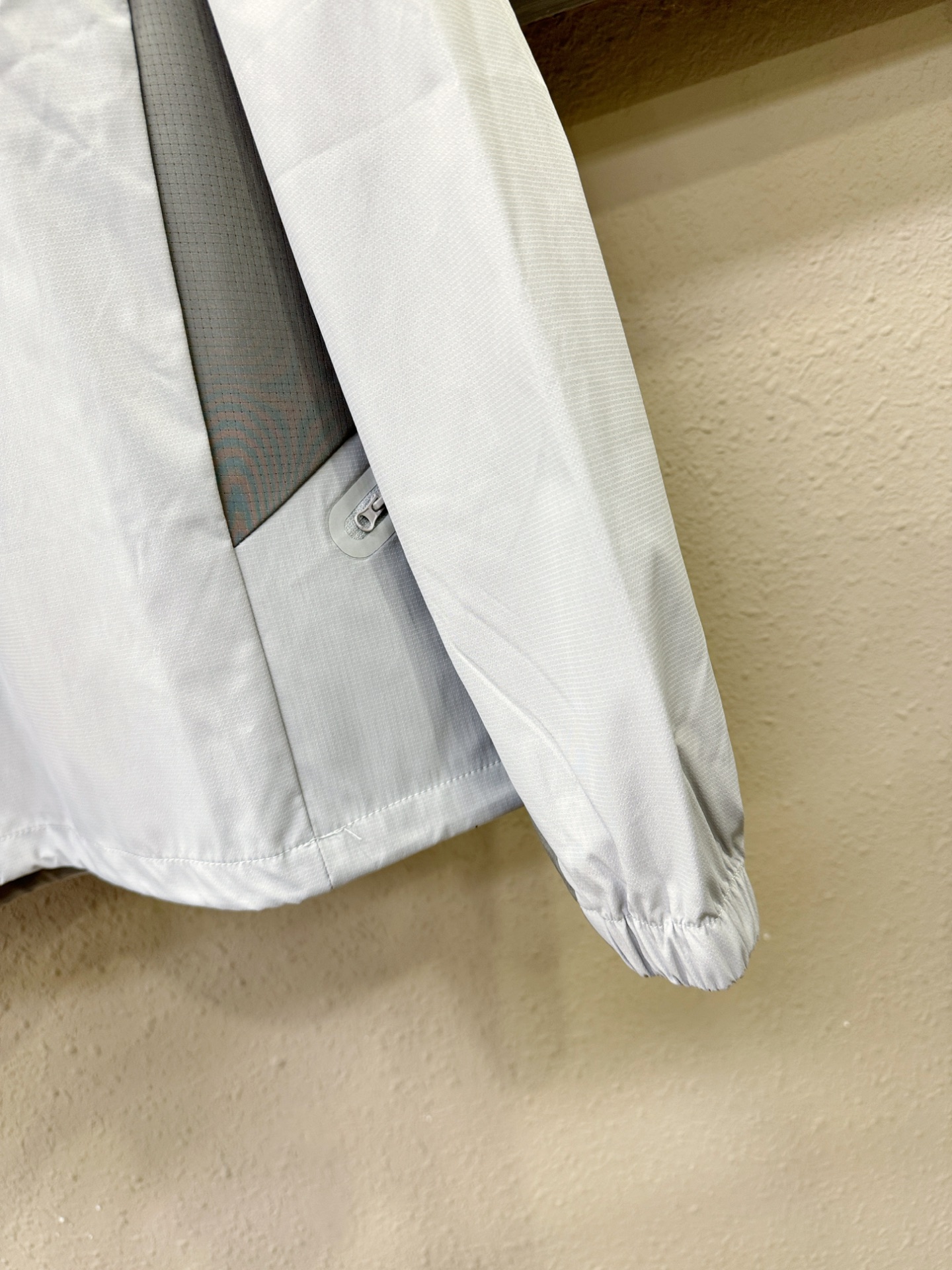 ARC‘TERYX/始祖鸟 2025秋冬新品长袖T恤，经典Logo设计，百搭款 官网同步发售，柔软细腻保