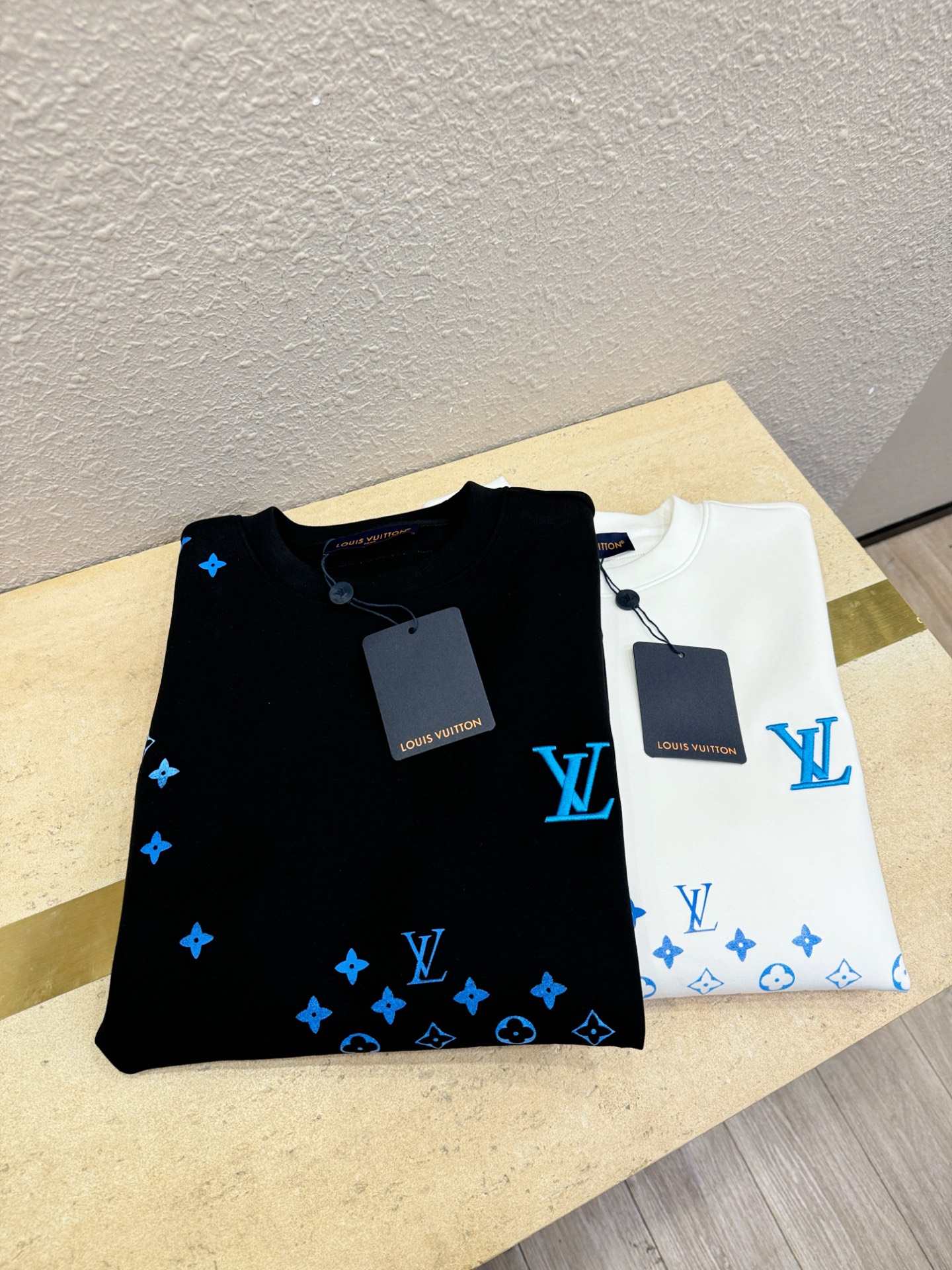 LV 2025ss秋季新品 长袖卫衣，经典Logo设计，百搭款 官网同步发售 定制面料，柔软细腻，亲肤感