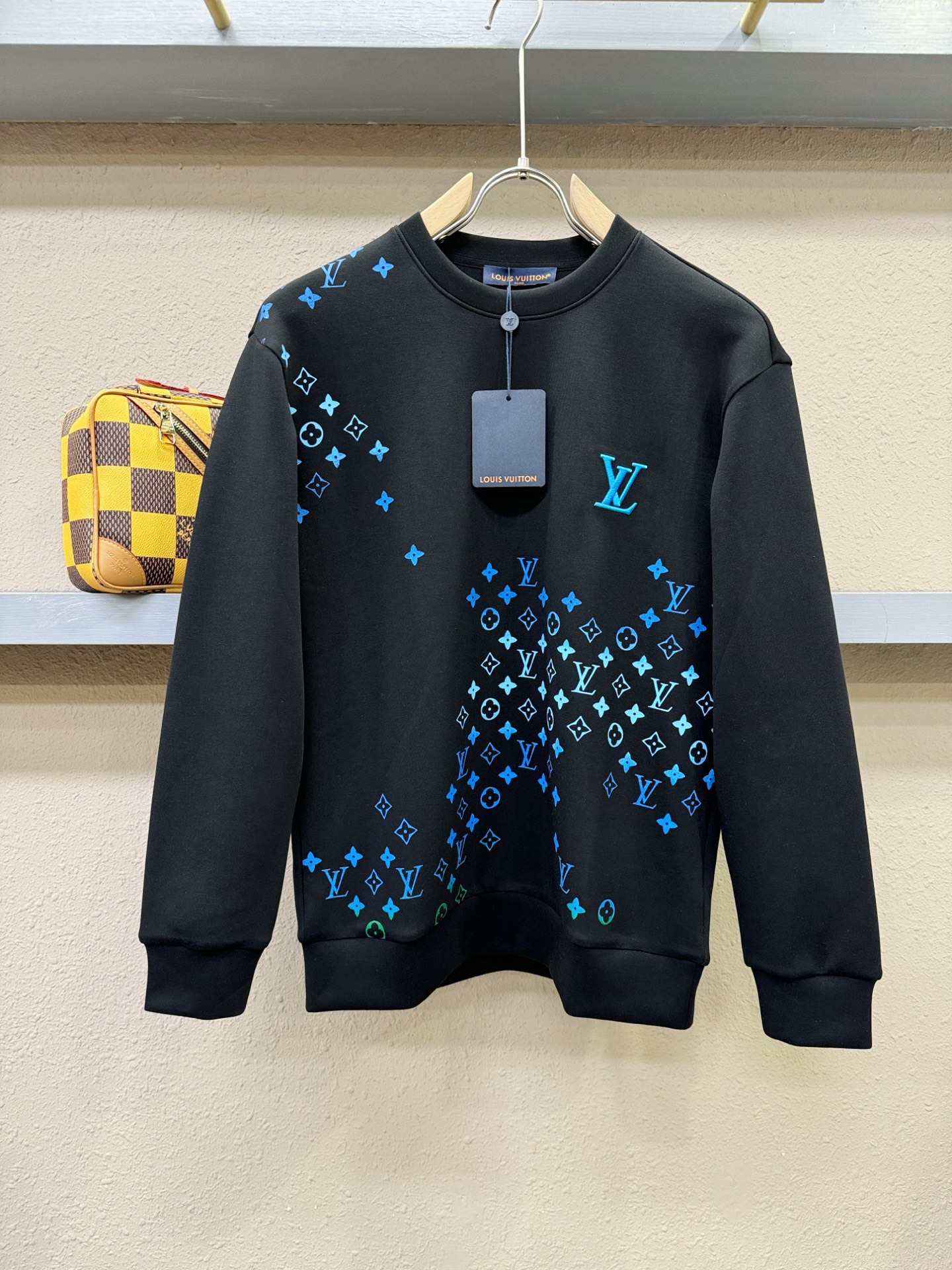 LV 2025ss秋季新品 长袖卫衣，经典Logo设计，百搭款 官网同步发售 定制面料，柔软细腻，亲肤感