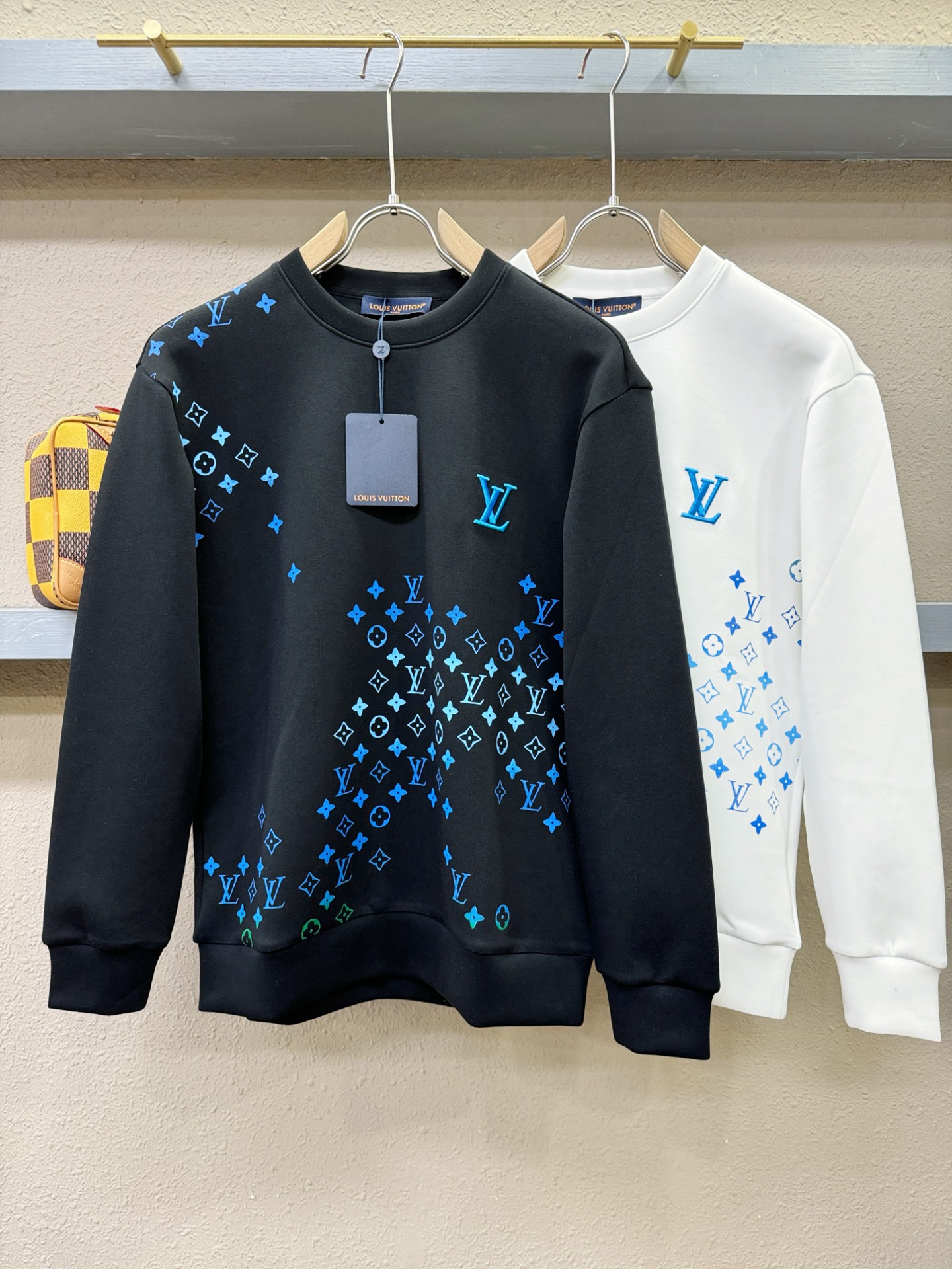 LV 2025ss秋季新品 长袖卫衣，经典Logo设计，百搭款 官网同步发售 定制面料，柔软细腻，亲肤感