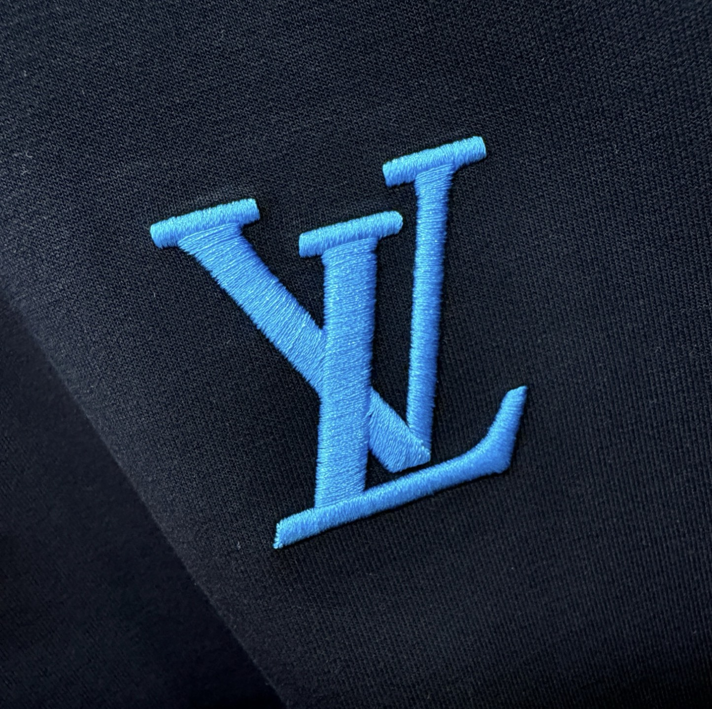 LV 2025ss秋季新品 长袖卫衣，经典Logo设计，百搭款 官网同步发售 定制面料，柔软细腻，亲肤感