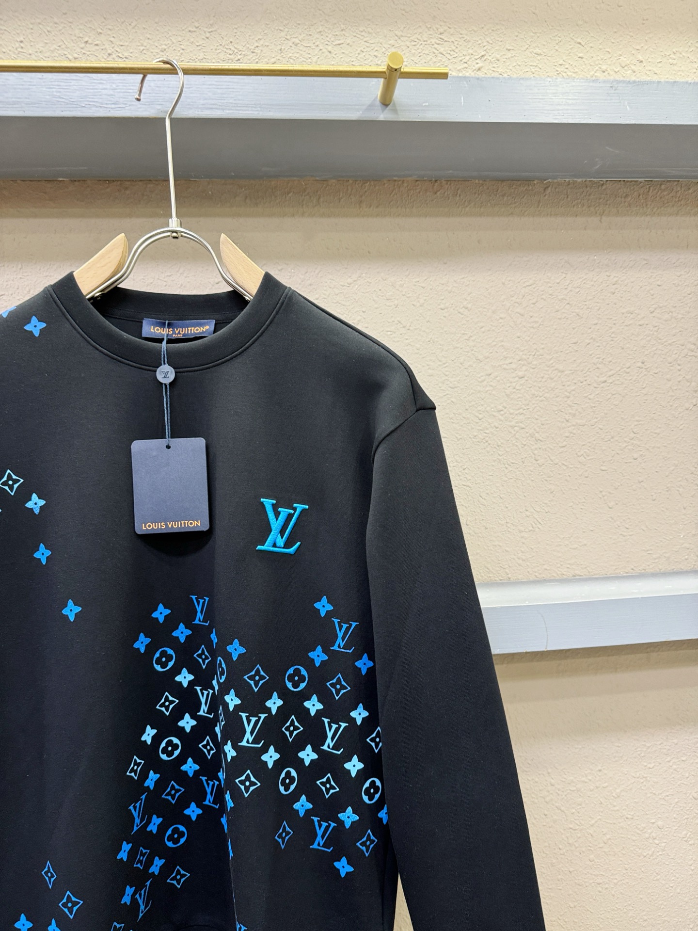 LV 2025ss秋季新品 长袖卫衣，经典Logo设计，百搭款 官网同步发售 定制面料，柔软细腻，亲肤感