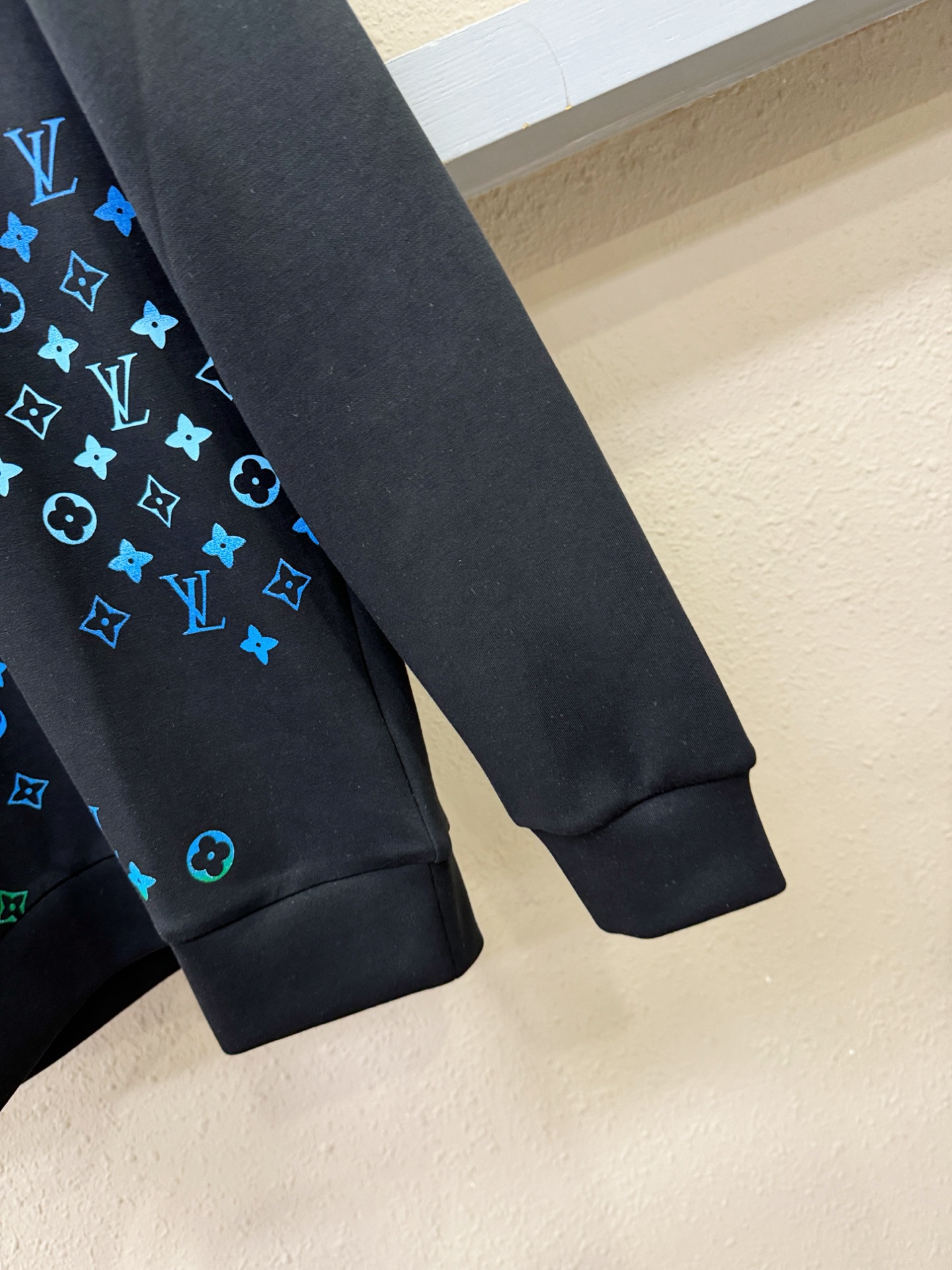 LV 2025ss秋季新品 长袖卫衣，经典Logo设计，百搭款 官网同步发售 定制面料，柔软细腻，亲肤感