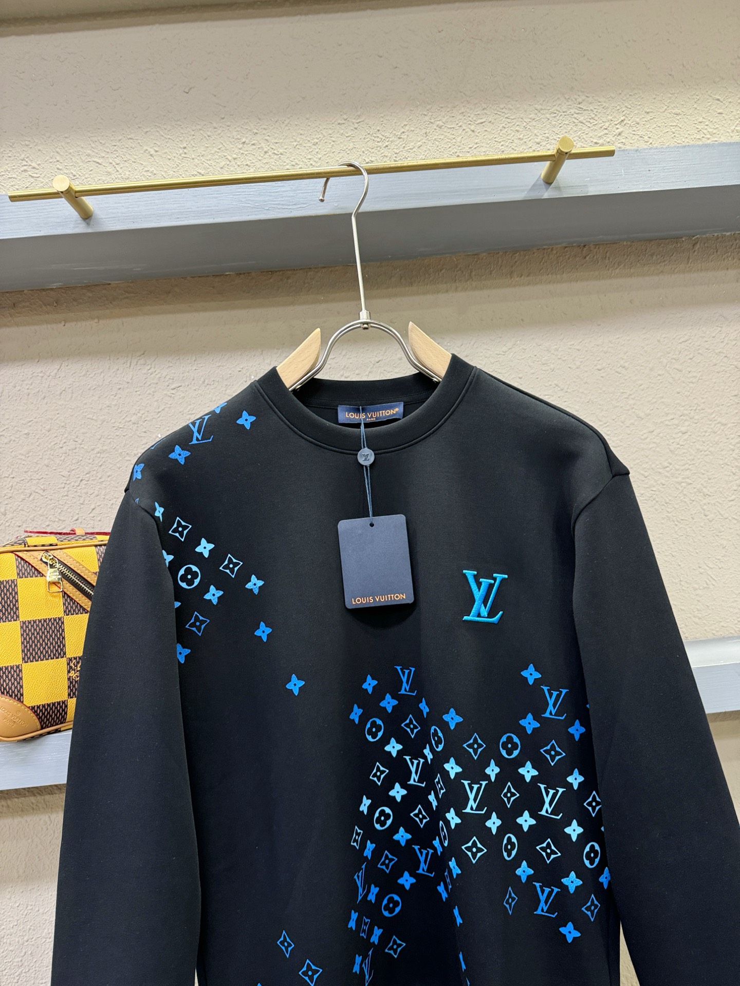 LV 2025ss秋季新品 长袖卫衣，经典Logo设计，百搭款 官网同步发售 定制面料，柔软细腻，亲肤感