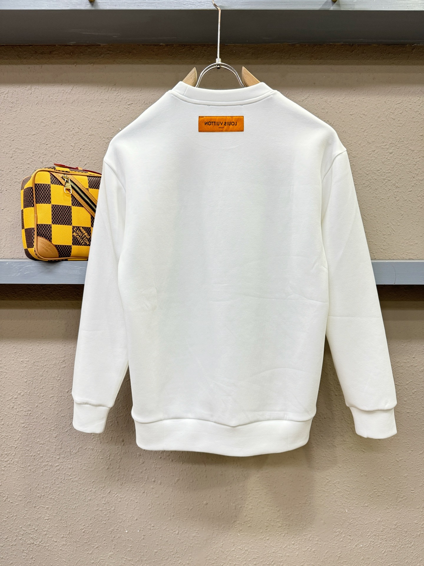 LV 2025ss秋季新品 长袖卫衣，经典Logo设计，百搭款 官网同步发售 定制面料，柔软细腻，亲肤感