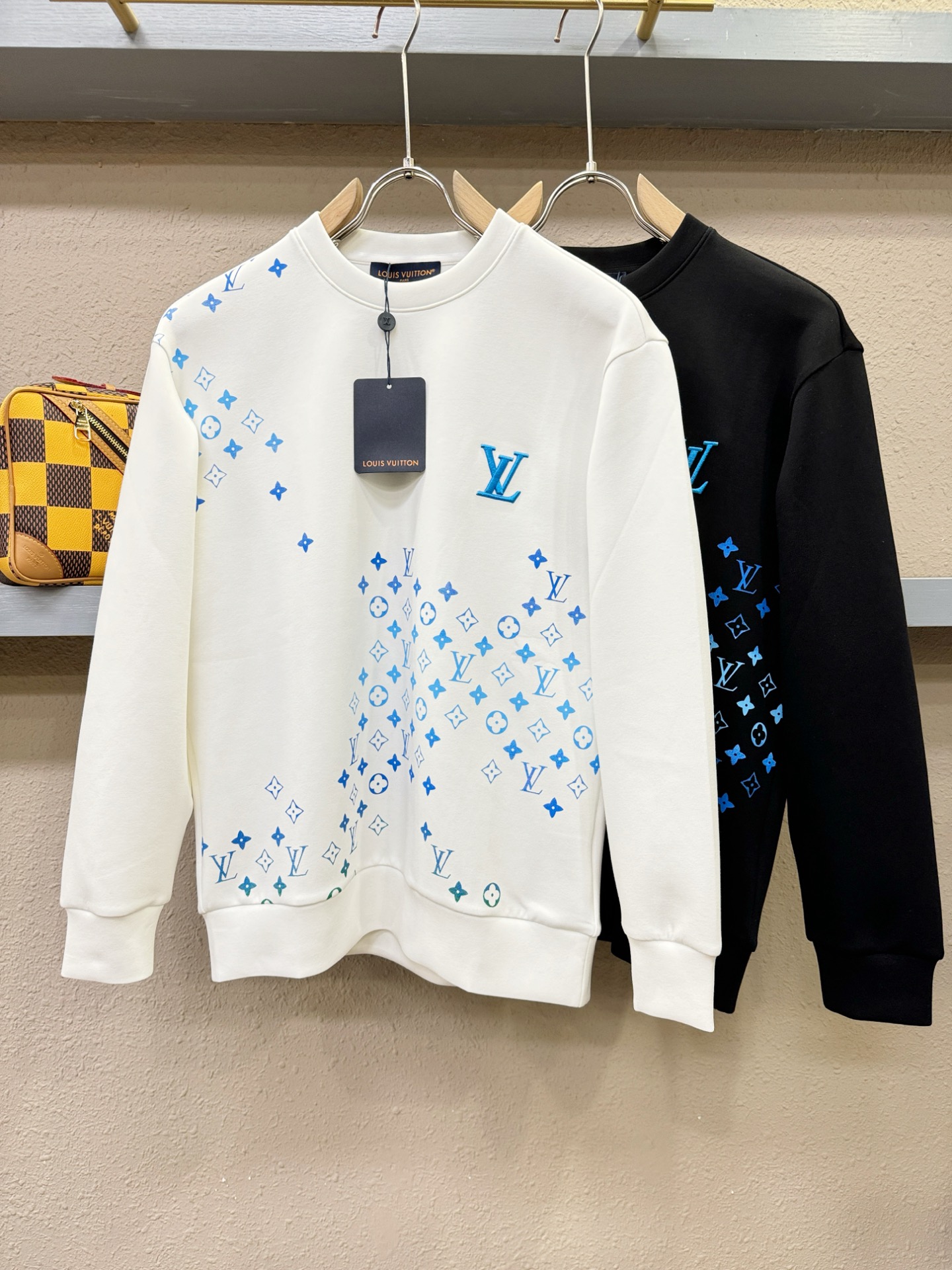 LV 2025ss秋季新品 长袖卫衣，经典Logo设计，百搭款 官网同步发售 定制面料，柔软细腻，亲肤感