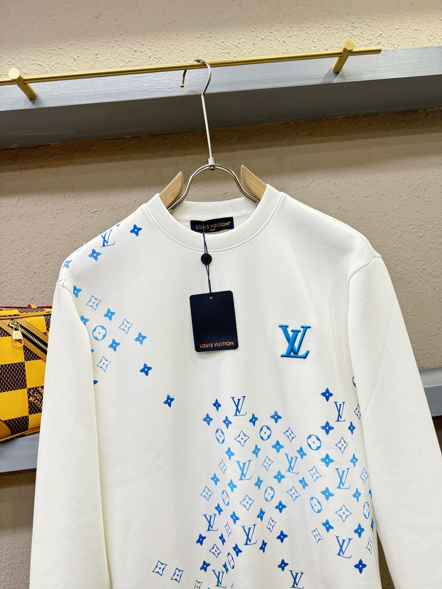 LV 2025ss秋季新品 长袖卫衣，经典Logo设计，百搭款 官网同步发售 定制面料，柔软细腻，亲肤感