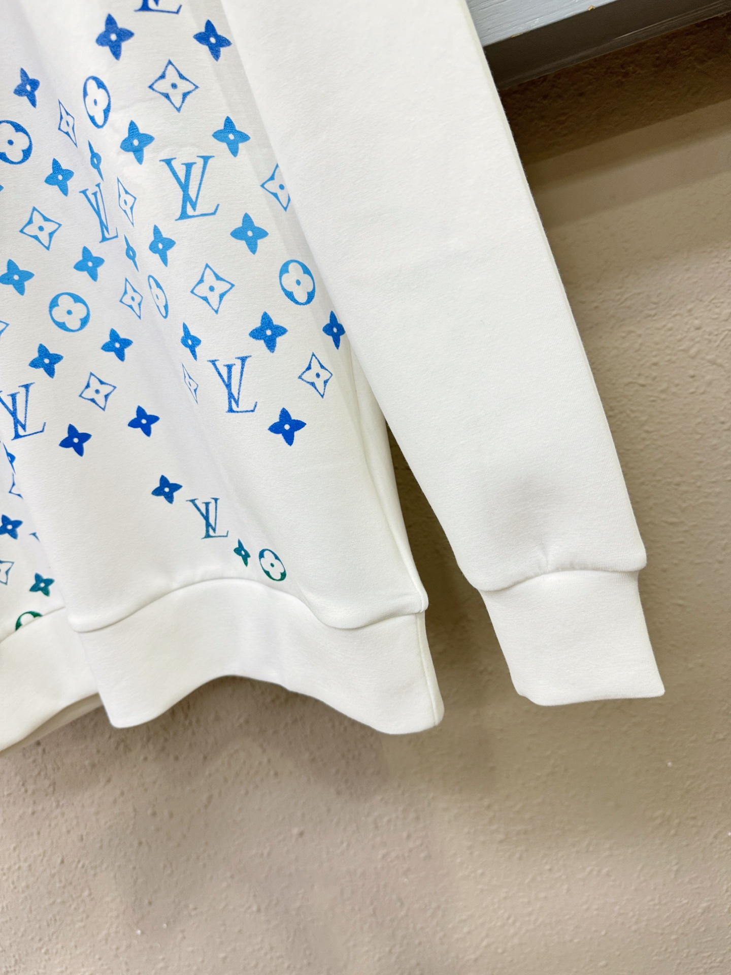 LV 2025ss秋季新品 长袖卫衣，经典Logo设计，百搭款 官网同步发售 定制面料，柔软细腻，亲肤感