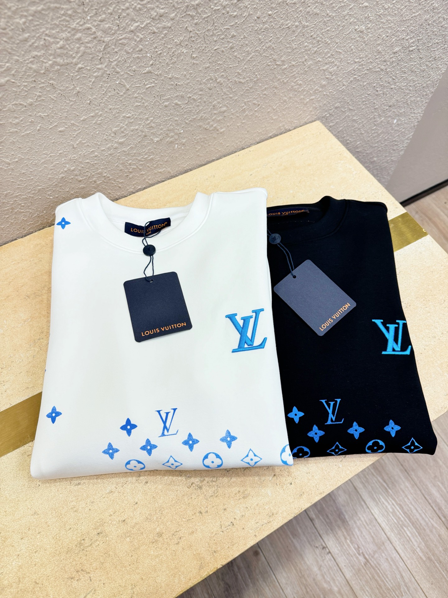 LV 2025ss秋季新品 长袖卫衣，经典Logo设计，百搭款 官网同步发售 定制面料，柔软细腻，亲肤感