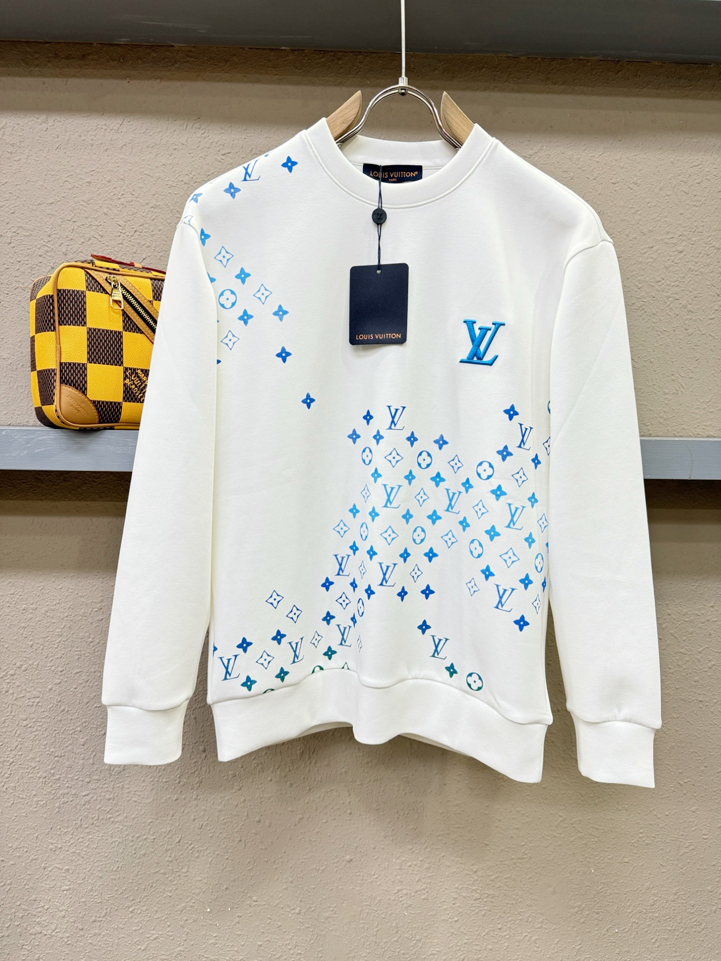 LV 2025ss秋季新品 长袖卫衣，经典Logo设计，百搭款 官网同步发售 定制面料，柔软细腻，亲肤感