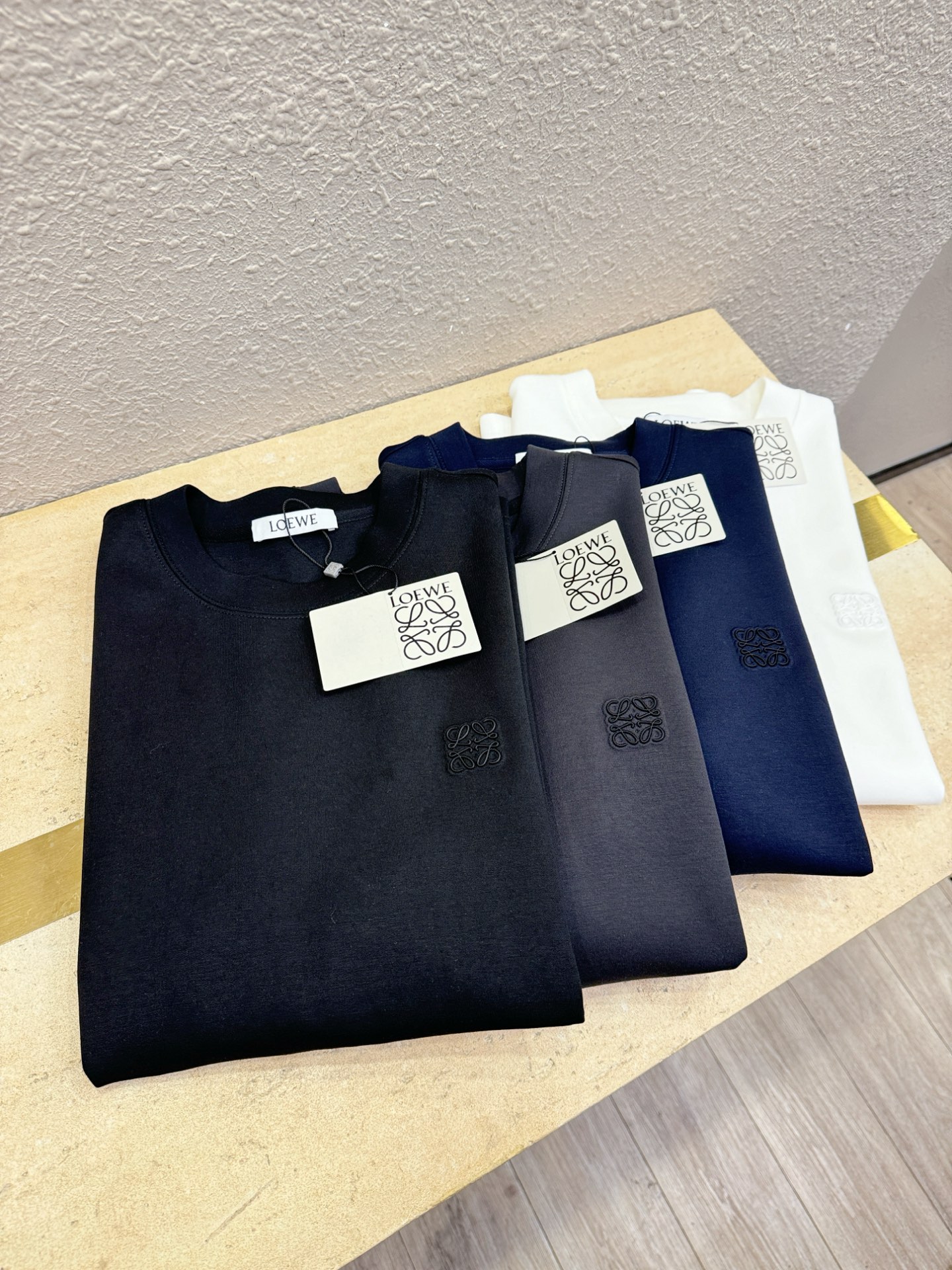 LOEWE罗意威 顶级品质 2025秋冬新品短袖！原版定制面料，手感柔软。顶级进口私货，时尚设计潮流短袖