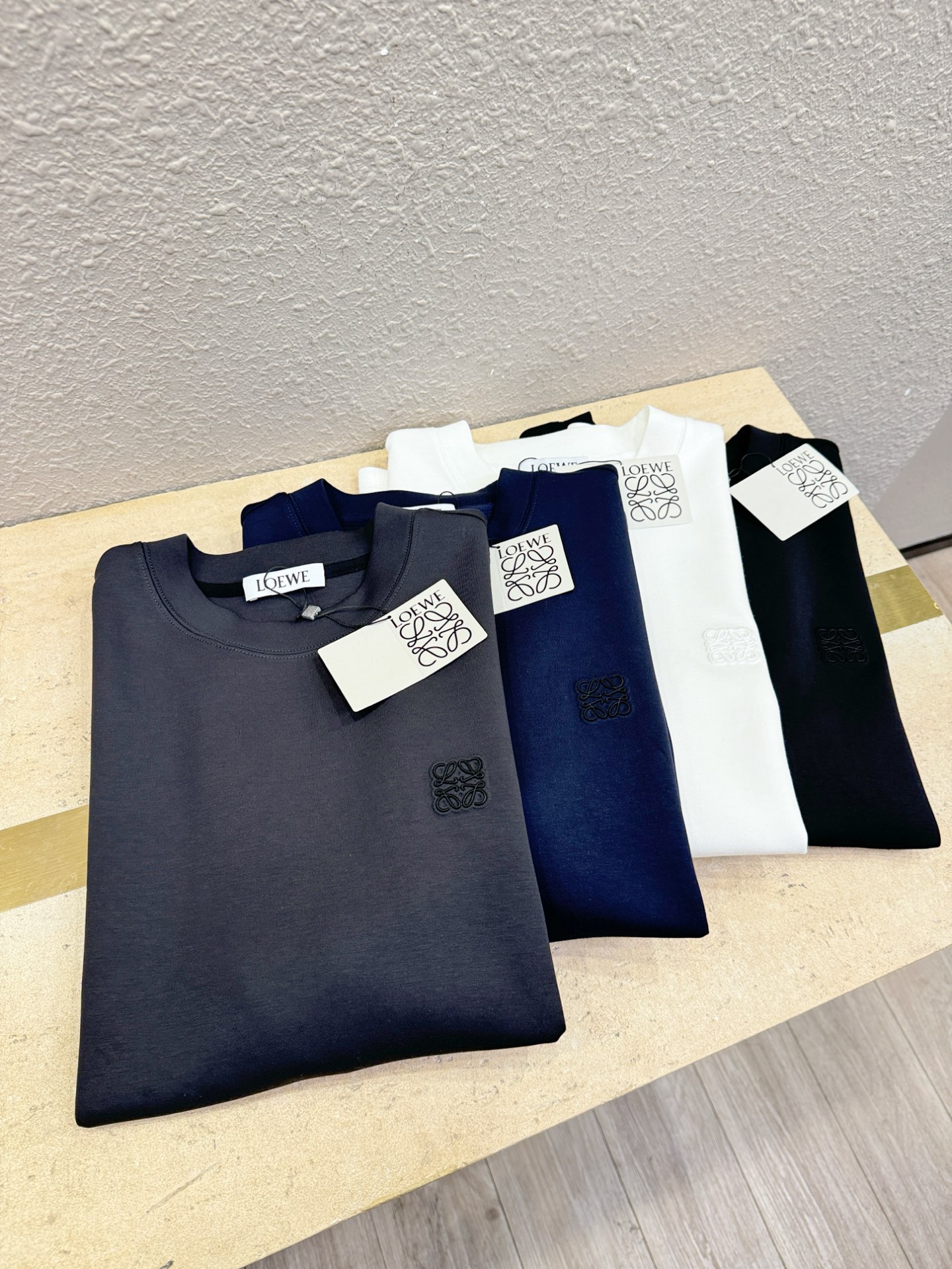 LOEWE罗意威 顶级品质 2025秋冬新品短袖！原版定制面料，手感柔软。顶级进口私货，时尚设计潮流短袖