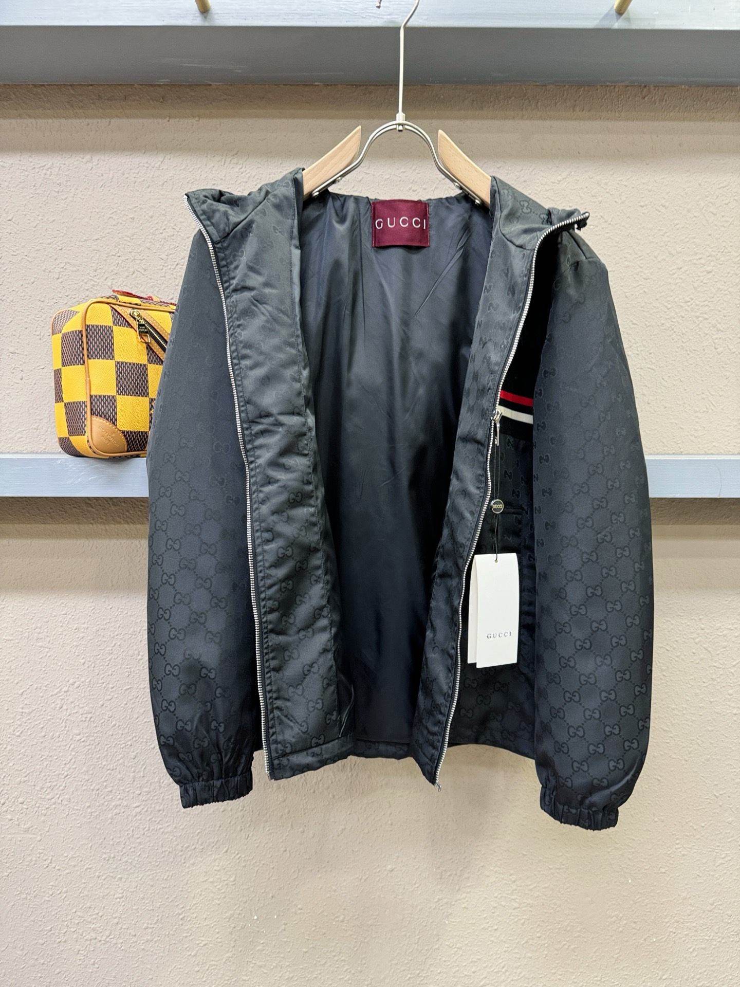 Gucci古奇 2025秋冬新款夹克外套，原单狠货 意大利进口面料时尚夹克外套。欧洲专柜同步，上身更随意
