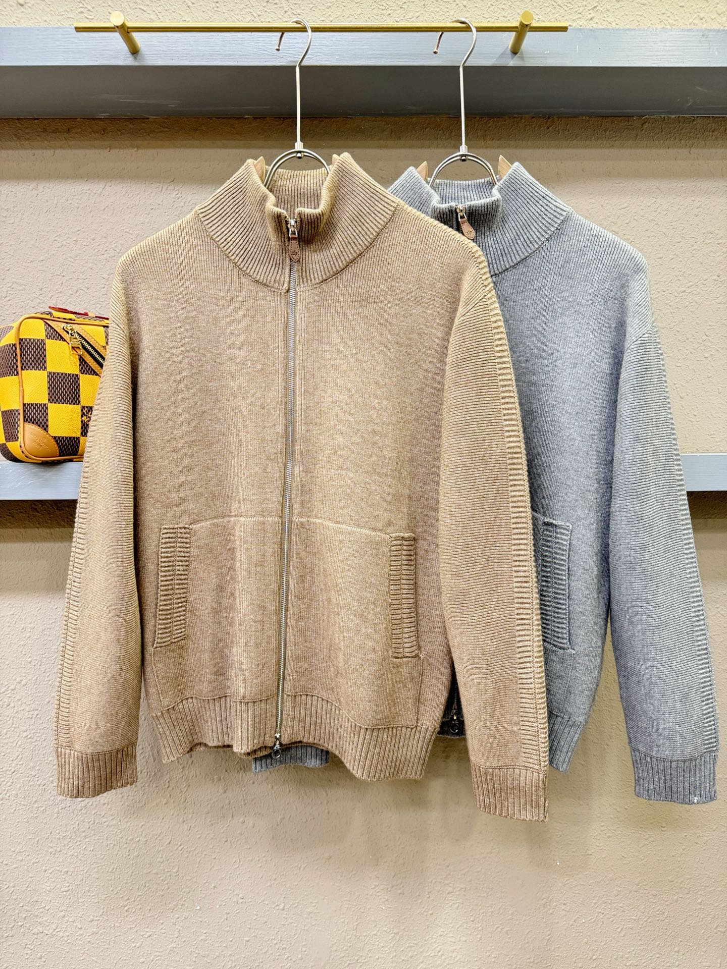 Loro Piana诺悠翩雅 新品爆款 2025秋冬新品拉链羊毛毛衣 胸前品牌Golo刺绣，经典简约大气