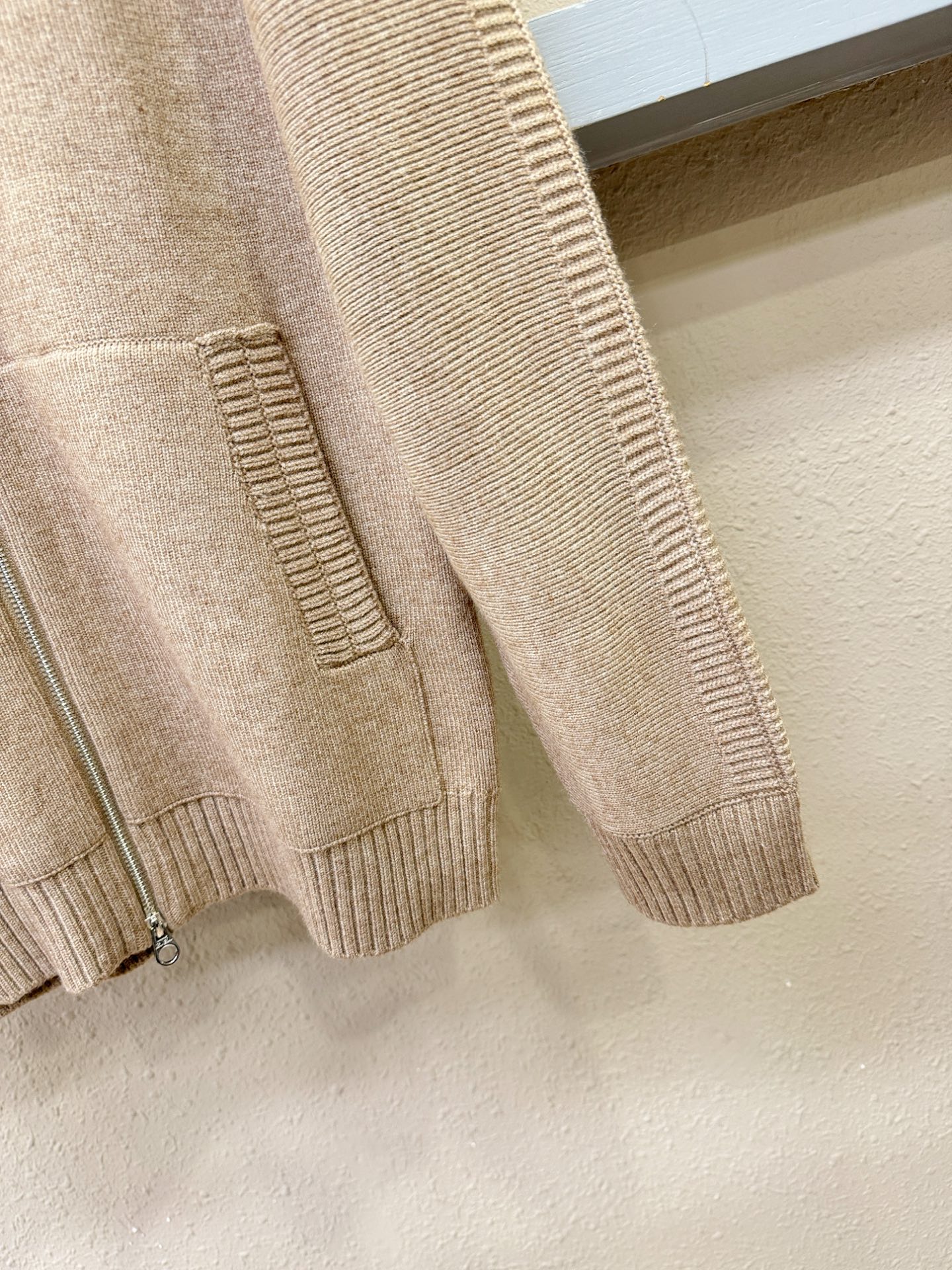 Loro Piana诺悠翩雅 新品爆款 2025秋冬新品拉链羊毛毛衣 胸前品牌Golo刺绣，经典简约大气