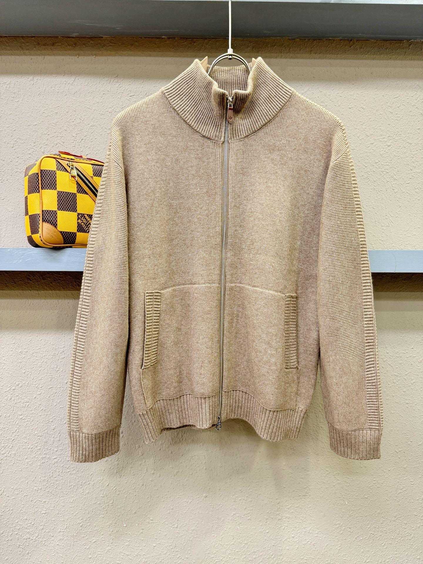 Loro Piana诺悠翩雅 新品爆款 2025秋冬新品拉链羊毛毛衣 胸前品牌Golo刺绣，经典简约大气