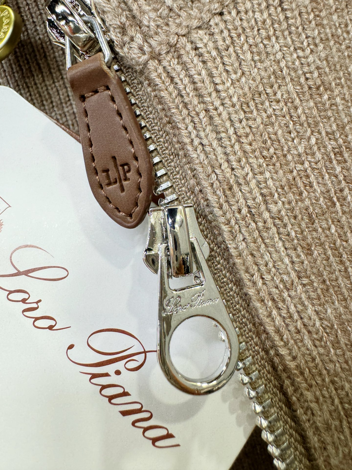 Loro Piana诺悠翩雅 新品爆款 2025秋冬新品拉链羊毛毛衣 胸前品牌Golo刺绣，经典简约大气