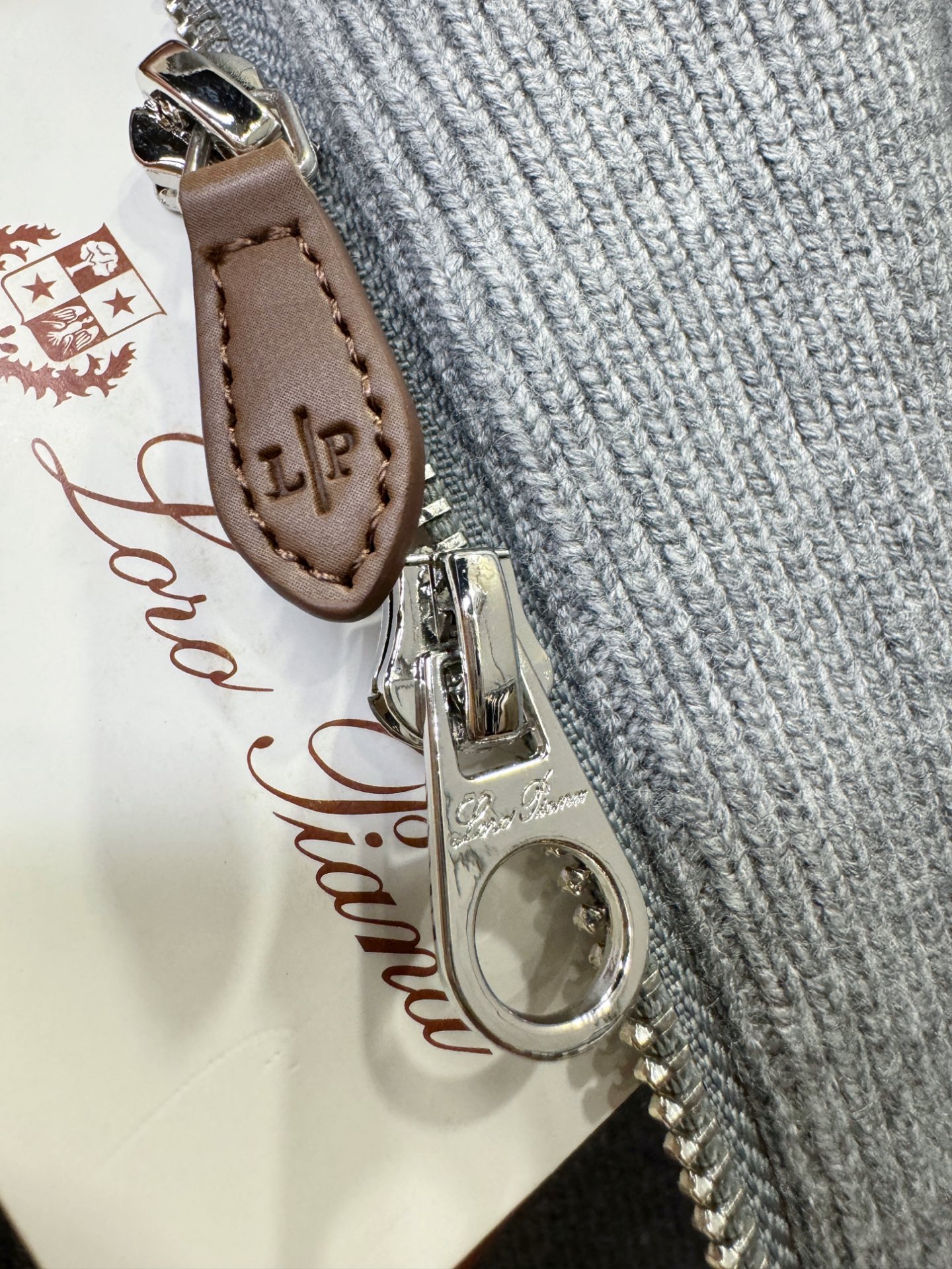 Loro Piana诺悠翩雅 新品爆款 2025秋冬新品拉链羊毛毛衣 胸前品牌Golo刺绣，经典简约大气