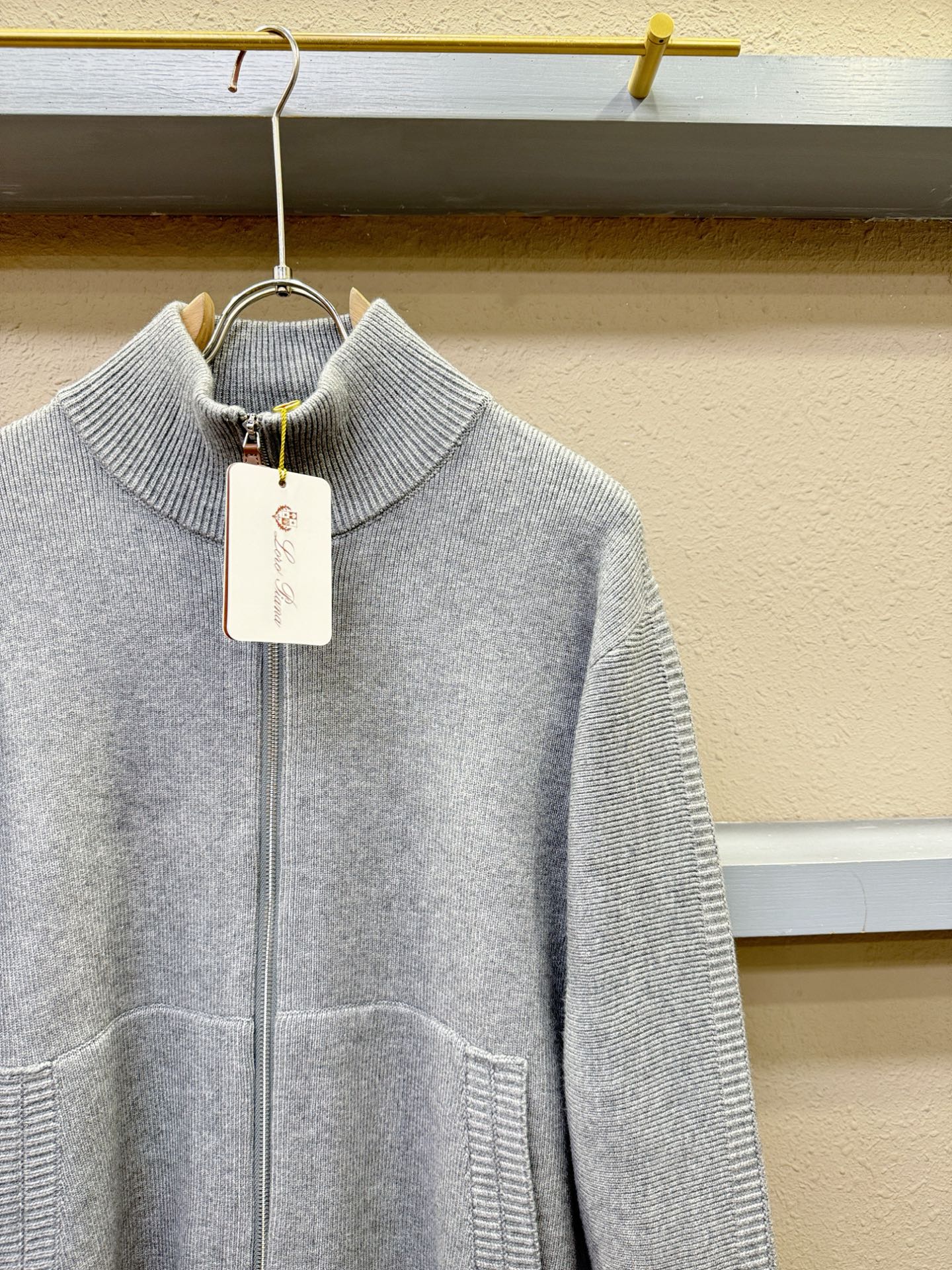 Loro Piana诺悠翩雅 新品爆款 2025秋冬新品拉链羊毛毛衣 胸前品牌Golo刺绣，经典简约大气