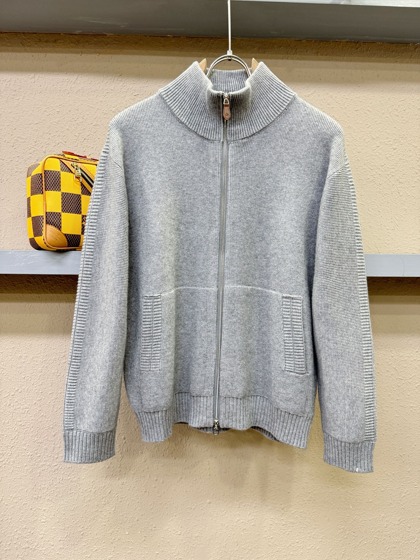 Loro Piana诺悠翩雅 新品爆款 2025秋冬新品拉链羊毛毛衣 胸前品牌Golo刺绣，经典简约大气