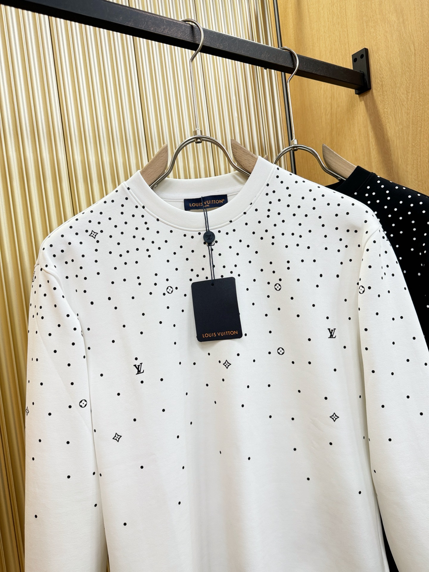 LV路易威登 2025ss秋季新品 长袖卫衣，经典Logo设计，百搭款 官网同步发售 定制面料，柔软细腻