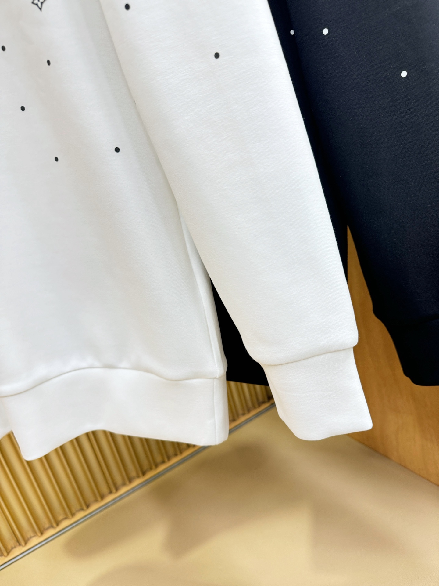 LV路易威登 2025ss秋季新品 长袖卫衣，经典Logo设计，百搭款 官网同步发售 定制面料，柔软细腻