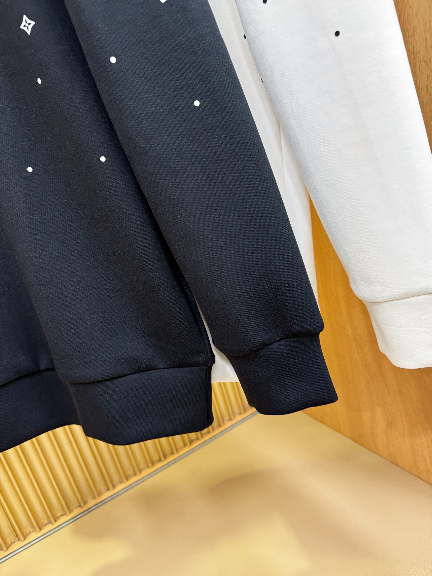 LV路易威登 2025ss秋季新品 长袖卫衣，经典Logo设计，百搭款 官网同步发售 定制面料，柔软细腻