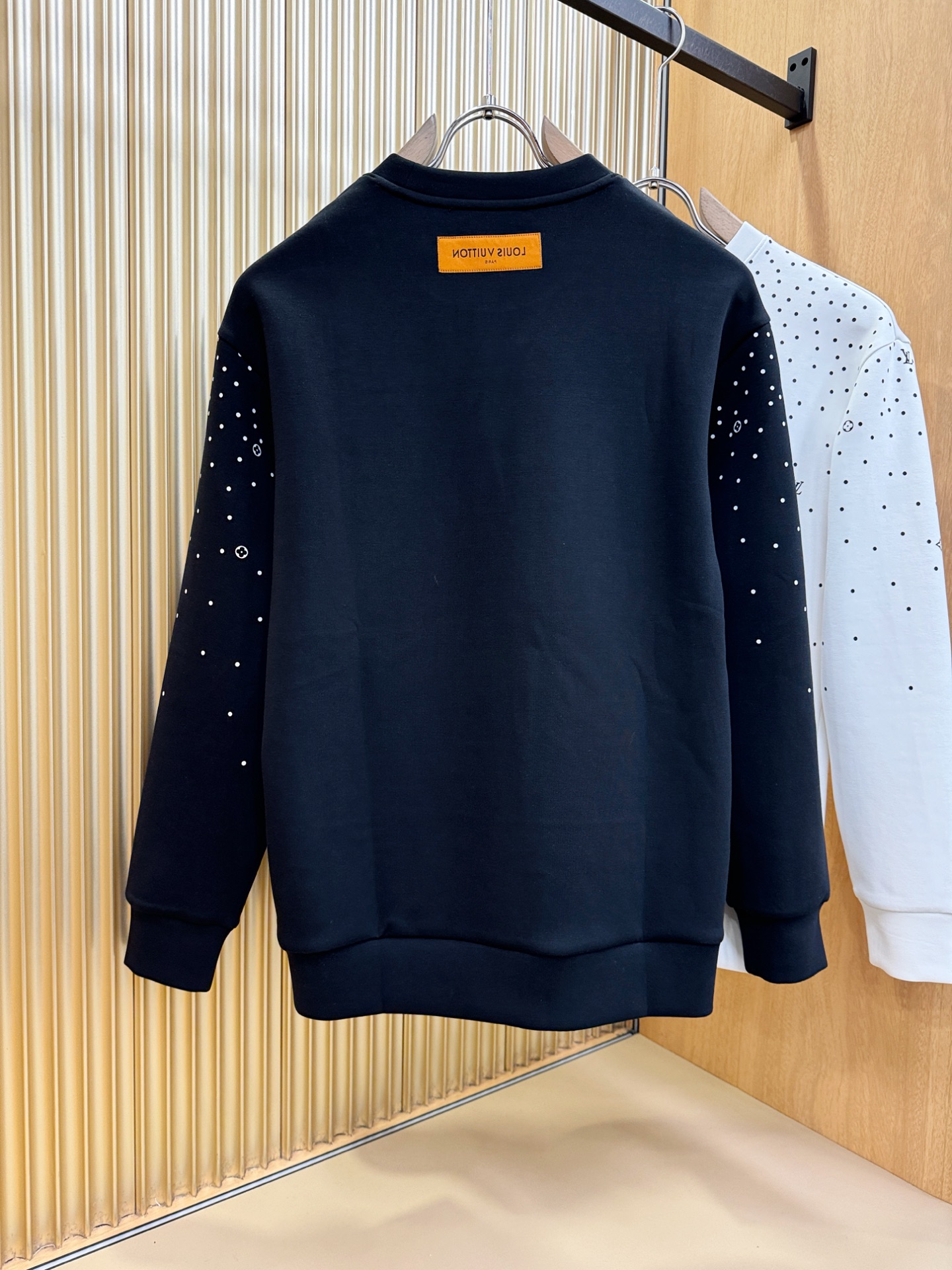 LV路易威登 2025ss秋季新品 长袖卫衣，经典Logo设计，百搭款 官网同步发售 定制面料，柔软细腻