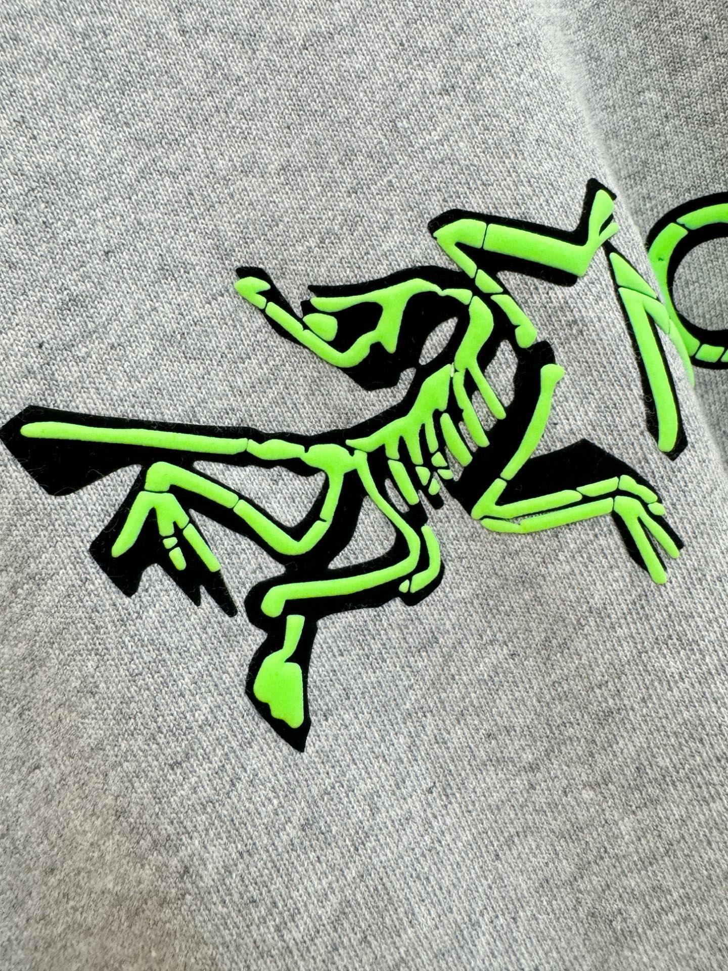 ARC‘TERYX/始祖鸟 2025秋冬新品长袖T恤，经典Logo设计，百搭款 官网同步发售，柔软细腻保