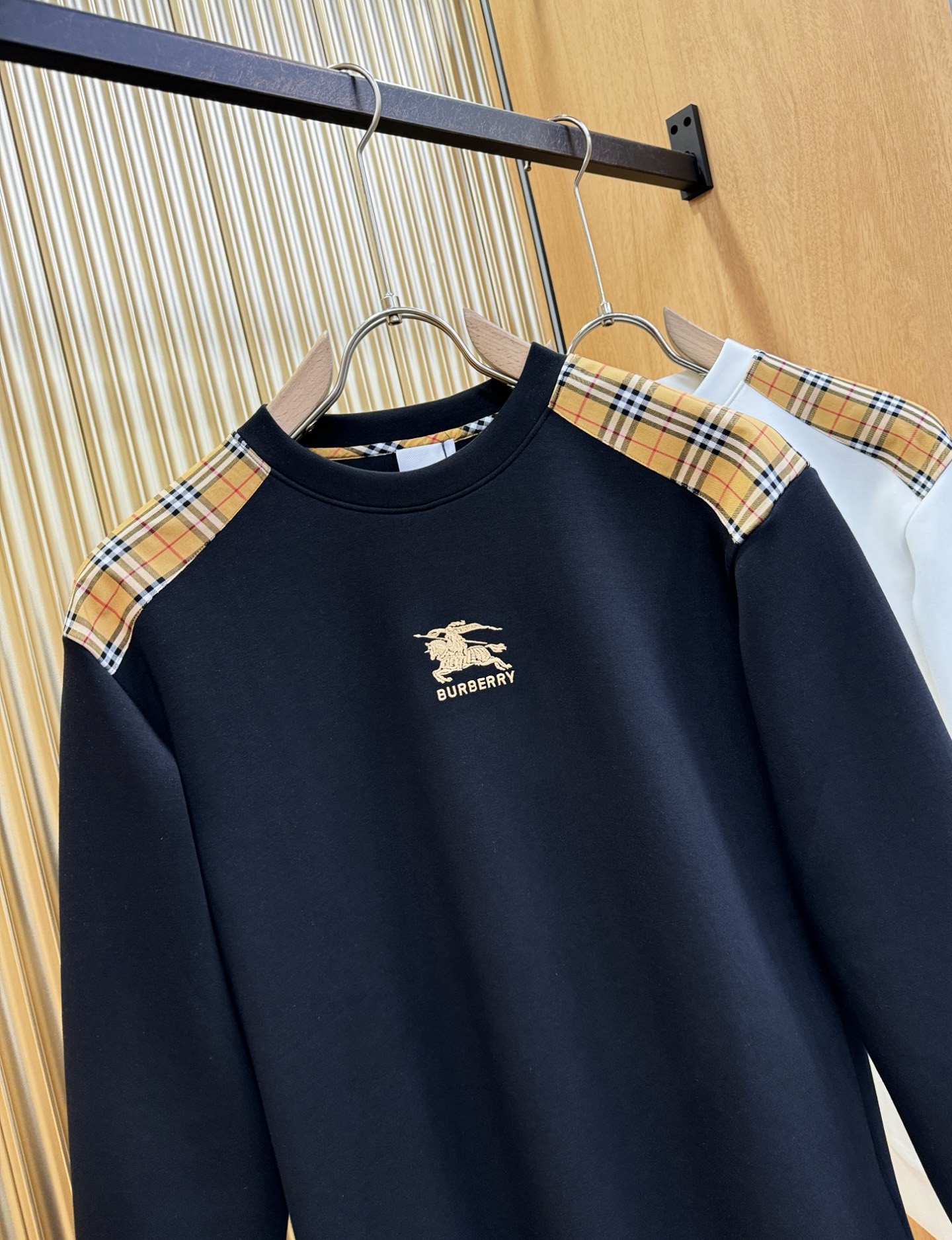 BURBERRY巴宝莉 2025ss秋季新品 长袖卫衣，经典Logo设计，百搭款 官网同步发售 定制面料