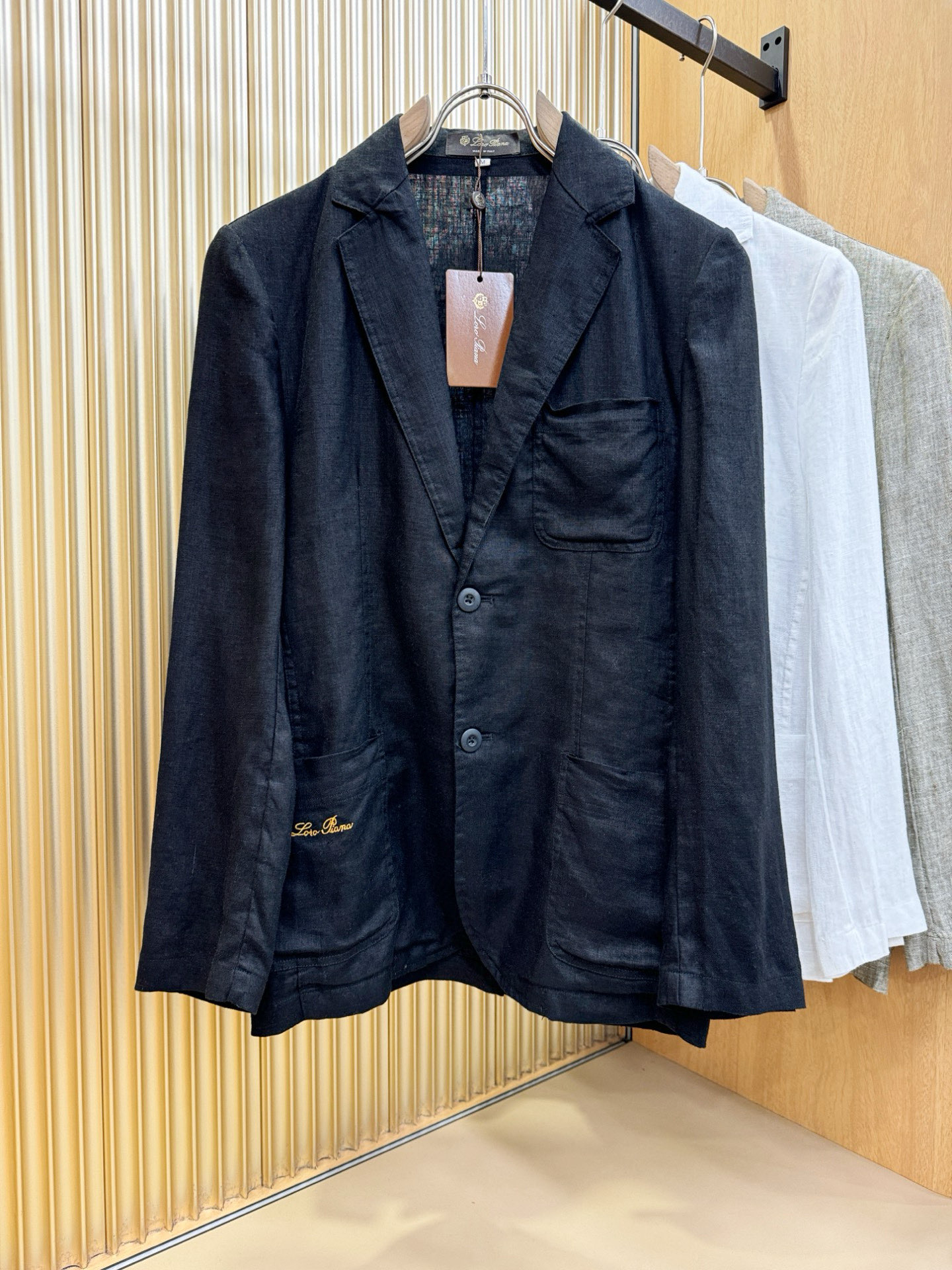 Loro Piana诺悠翩雅 2025春夏专柜同款亚麻外套，100%亚麻面料，亚麻自带的麻结肌理，让整体