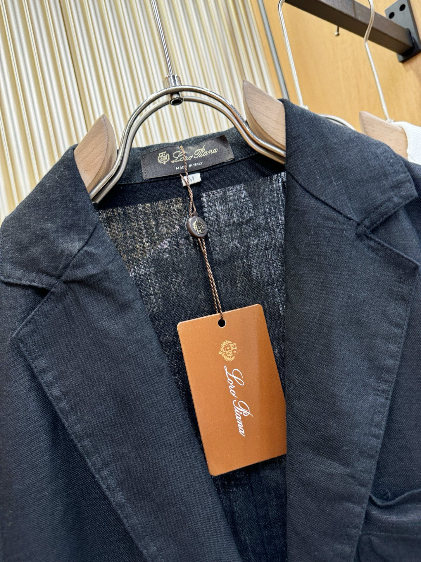 Loro Piana诺悠翩雅 2025春夏专柜同款亚麻外套，100%亚麻面料，亚麻自带的麻结肌理，让整体