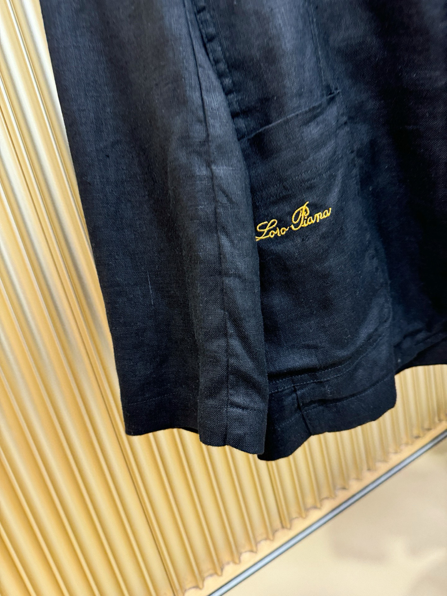 Loro Piana诺悠翩雅 2025春夏专柜同款亚麻外套，100%亚麻面料，亚麻自带的麻结肌理，让整体