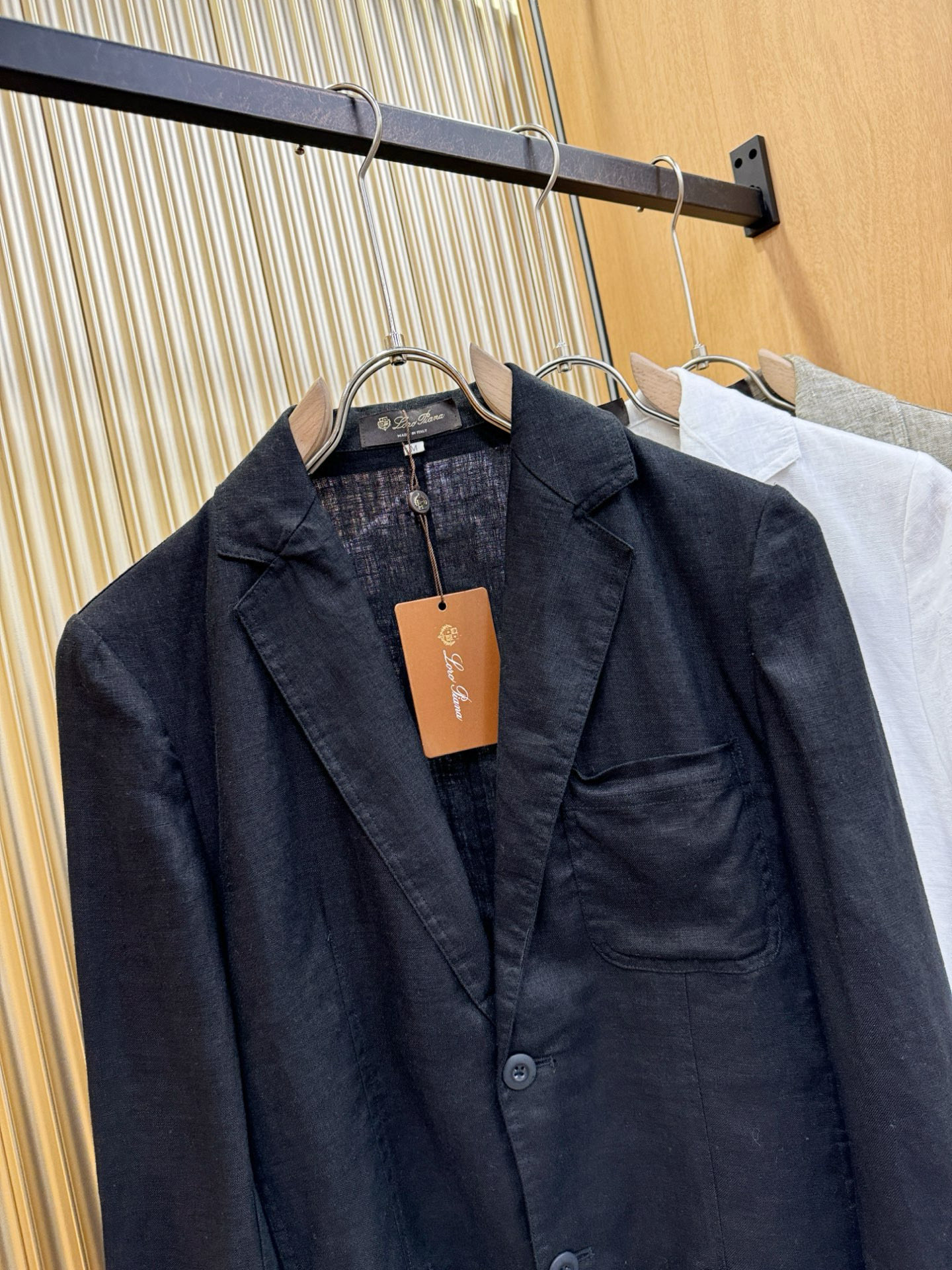 Loro Piana诺悠翩雅 2025春夏专柜同款亚麻外套，100%亚麻面料，亚麻自带的麻结肌理，让整体