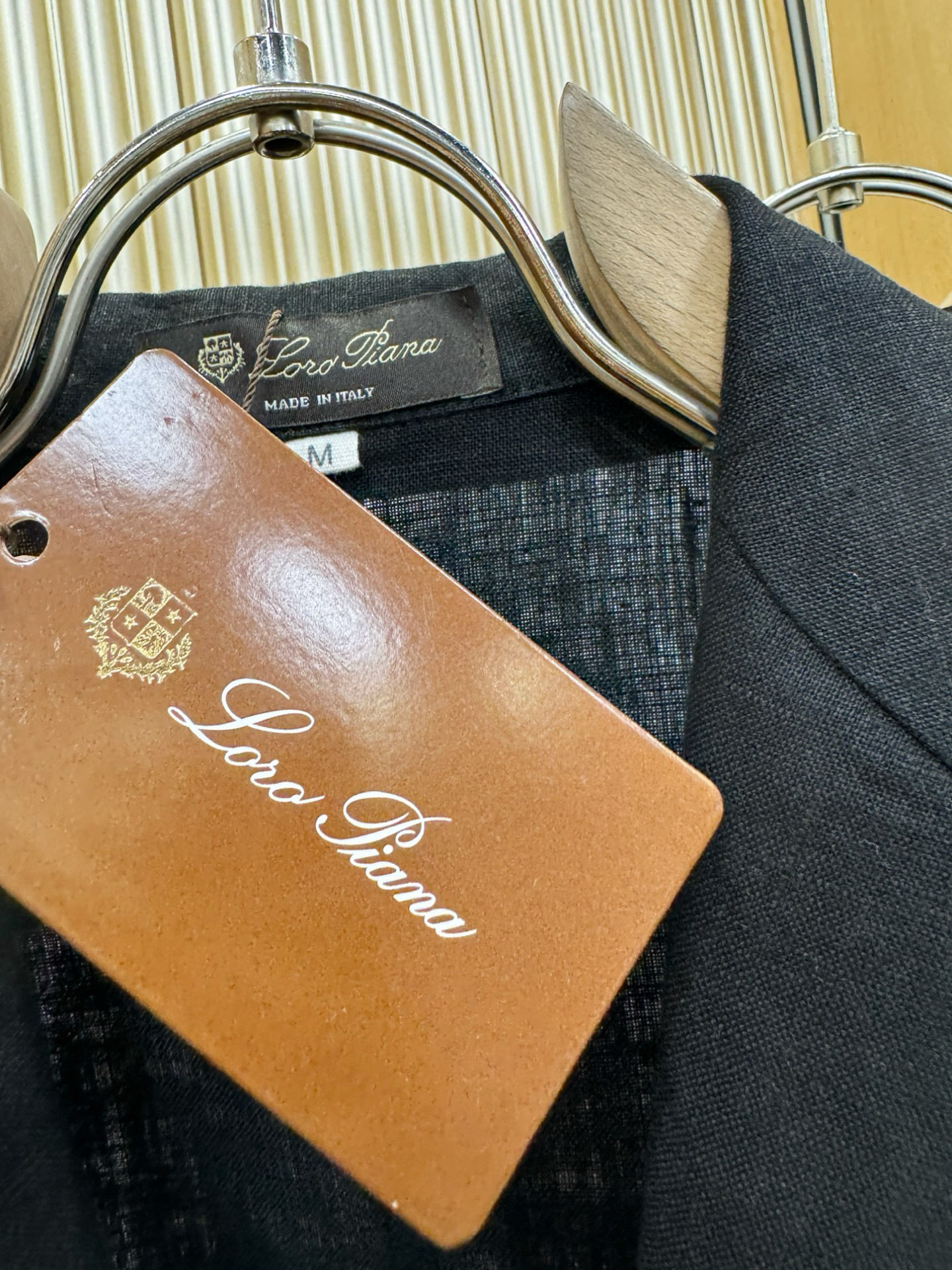 Loro Piana诺悠翩雅 2025春夏专柜同款亚麻外套，100%亚麻面料，亚麻自带的麻结肌理，让整体