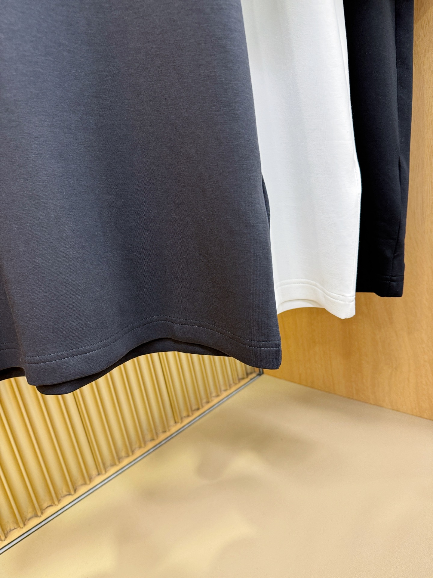 PRADA 普拉达 顶级品质 2025秋冬新品短袖！原版定制面料，手感柔软。顶级进口私货，时尚设计潮流羊