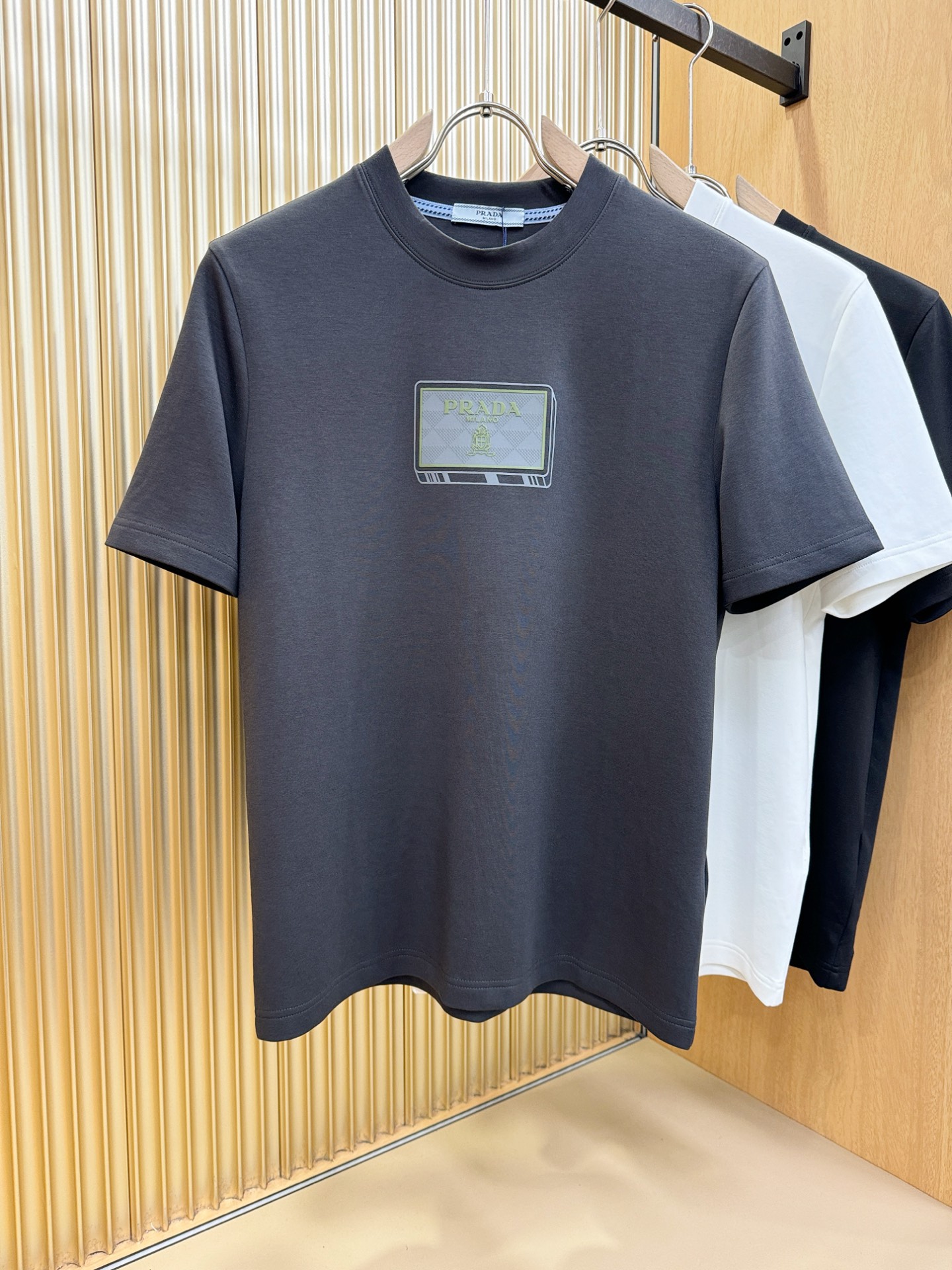 PRADA 普拉达 顶级品质 2025秋冬新品短袖！原版定制面料，手感柔软。顶级进口私货，时尚设计潮流羊