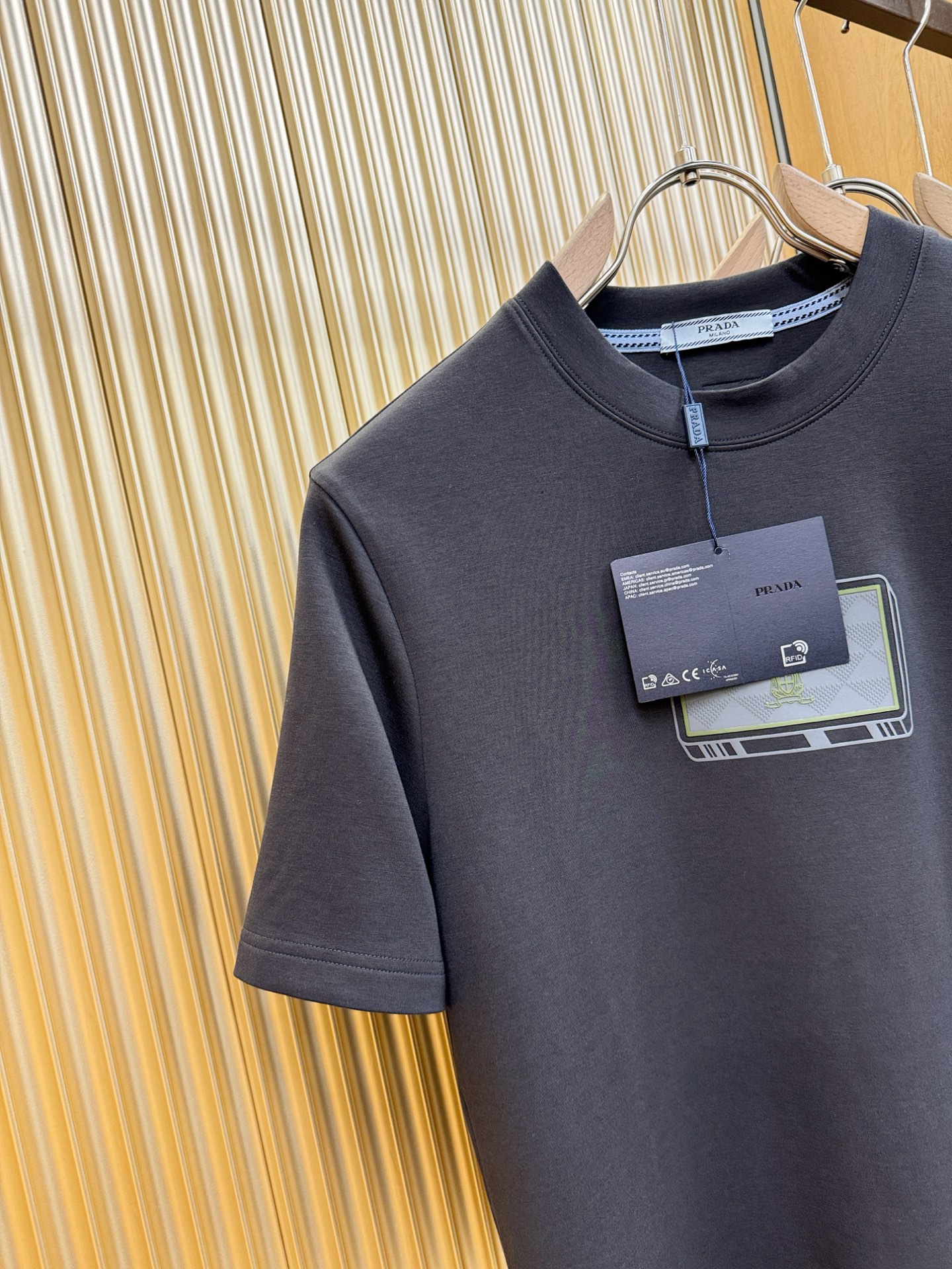 PRADA 普拉达 顶级品质 2025秋冬新品短袖！原版定制面料，手感柔软。顶级进口私货，时尚设计潮流羊