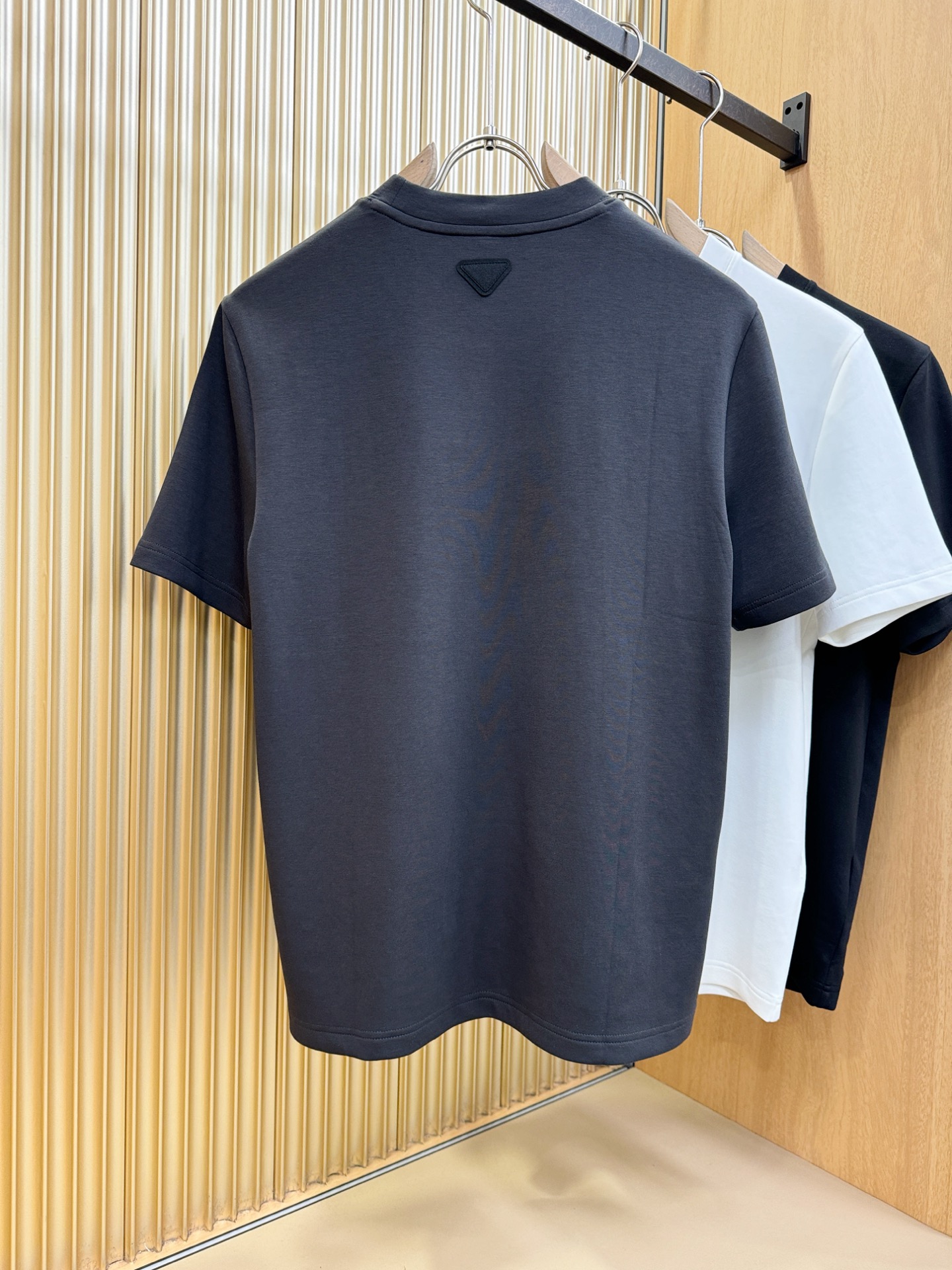 PRADA 普拉达 顶级品质 2025秋冬新品短袖！原版定制面料，手感柔软。顶级进口私货，时尚设计潮流羊