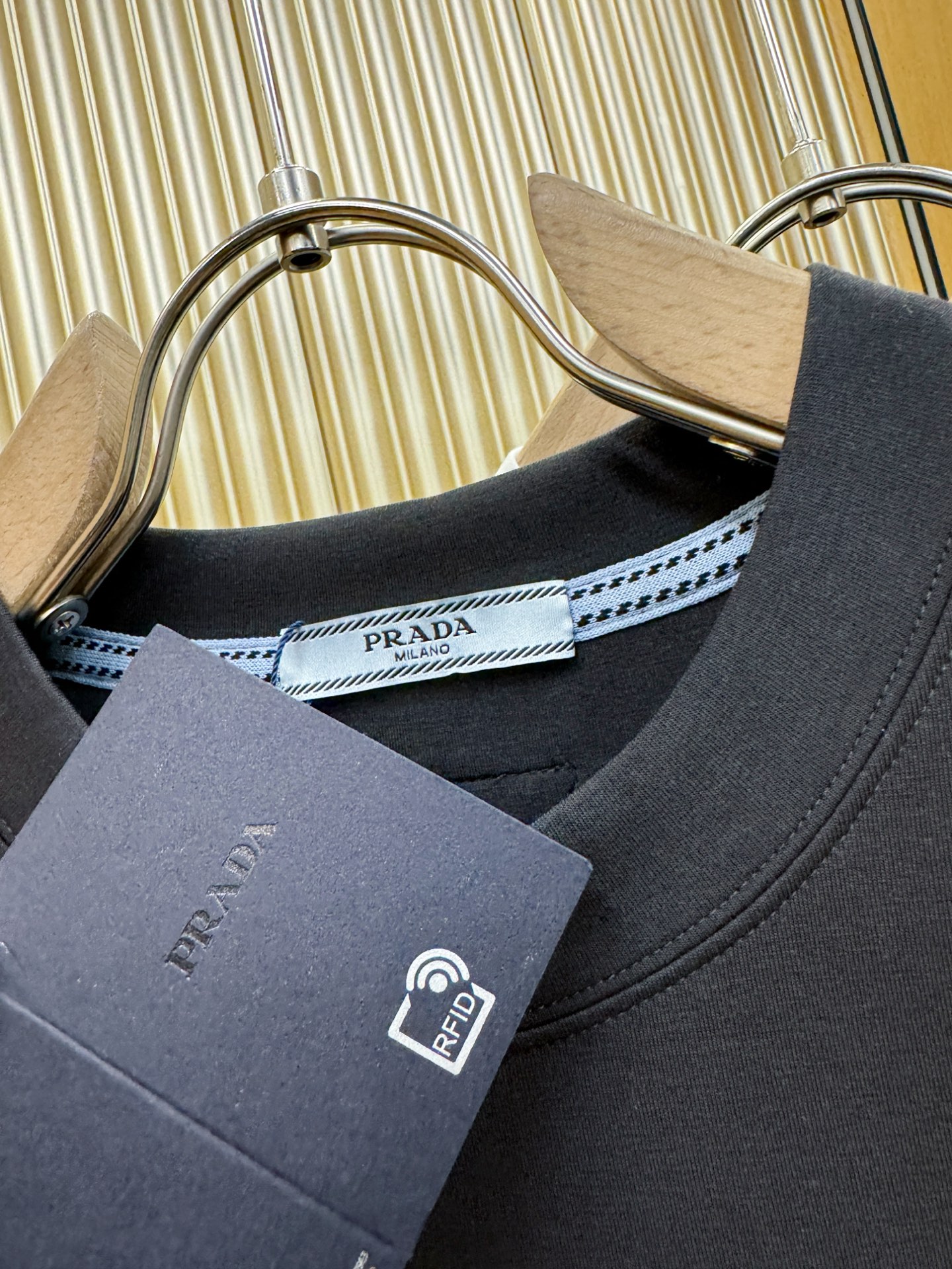 PRADA 普拉达 顶级品质 2025秋冬新品短袖！原版定制面料，手感柔软。顶级进口私货，时尚设计潮流羊