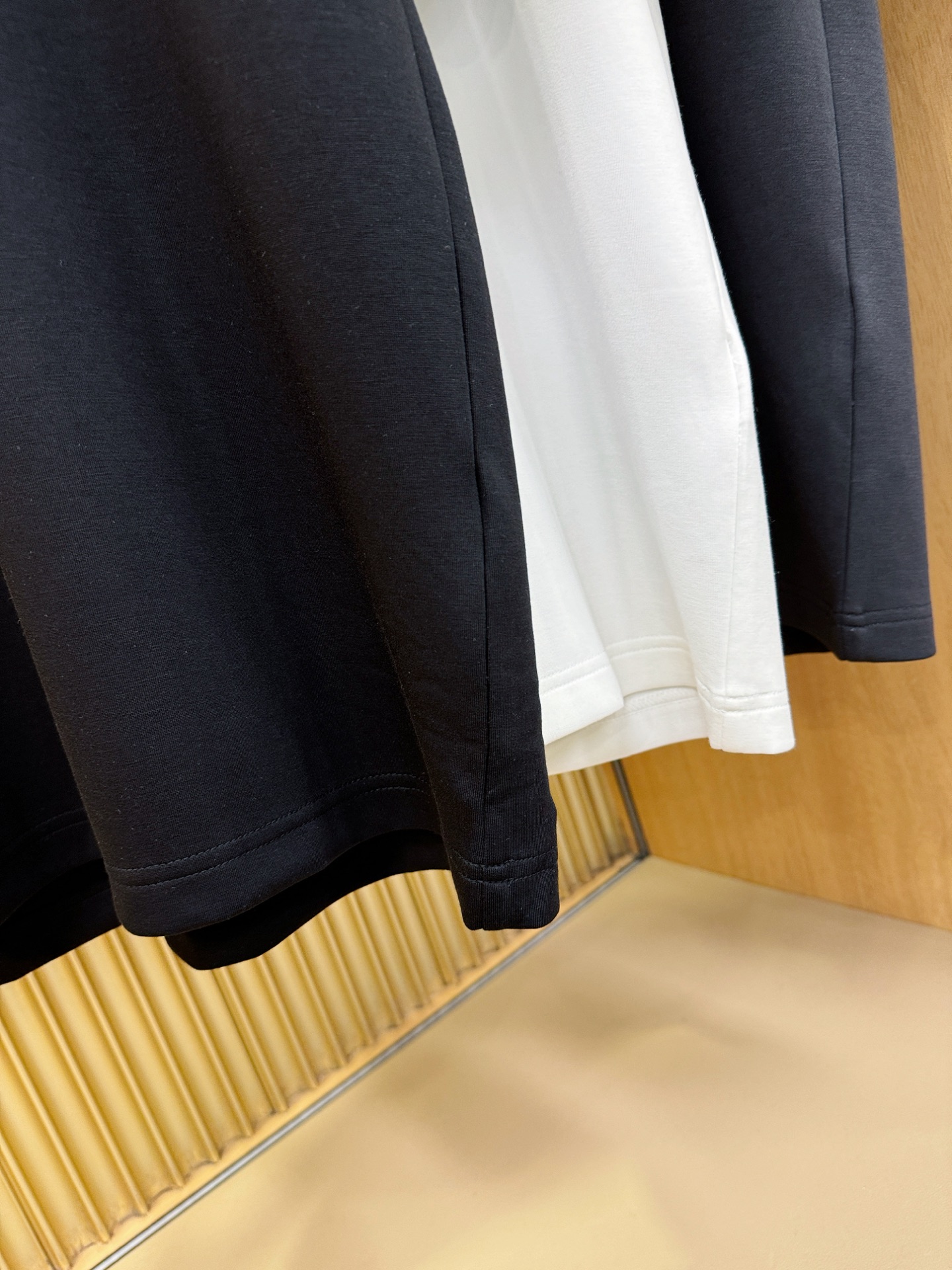 PRADA 普拉达 顶级品质 2025秋冬新品短袖！原版定制面料，手感柔软。顶级进口私货，时尚设计潮流羊