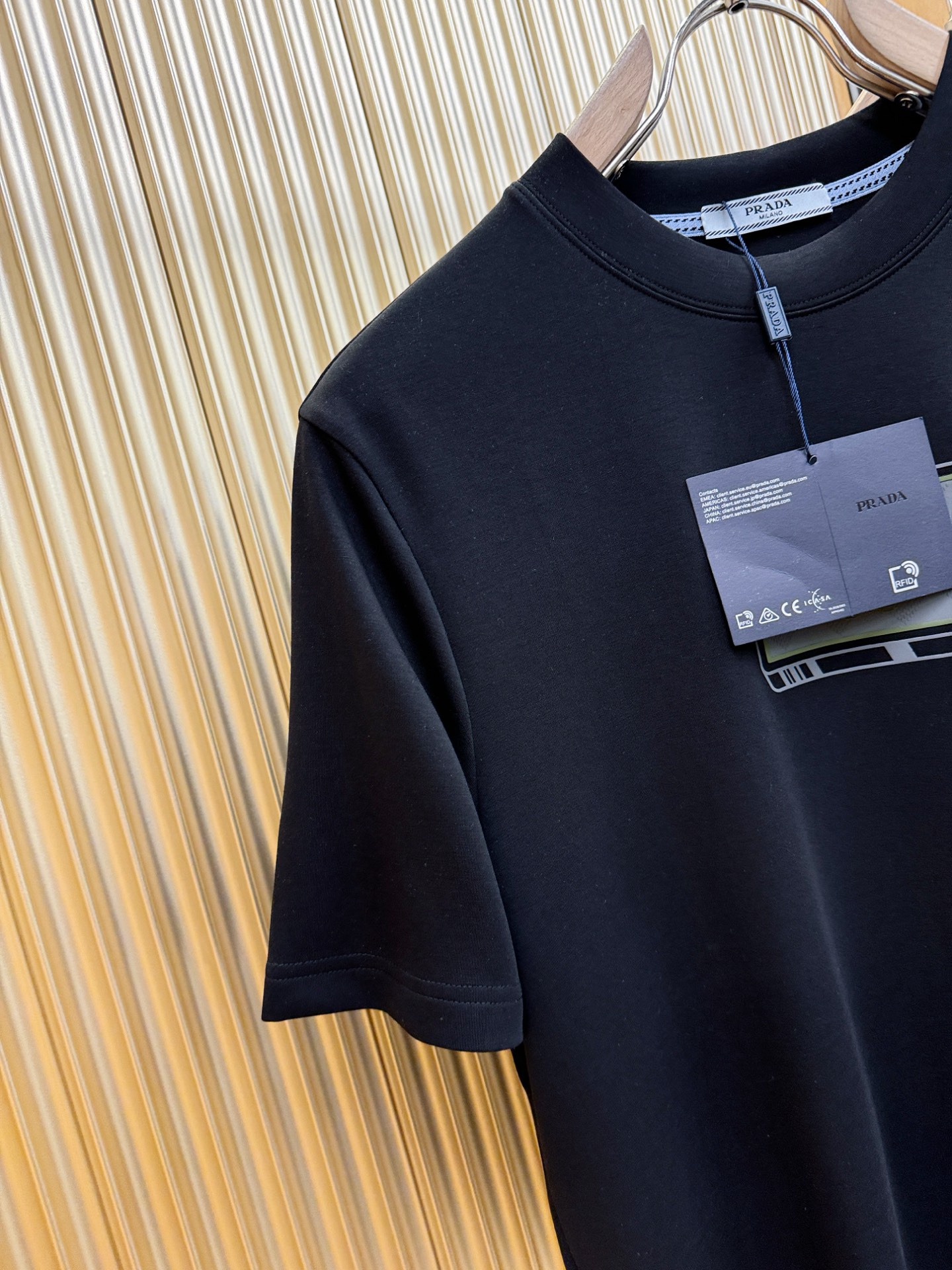 PRADA 普拉达 顶级品质 2025秋冬新品短袖！原版定制面料，手感柔软。顶级进口私货，时尚设计潮流羊