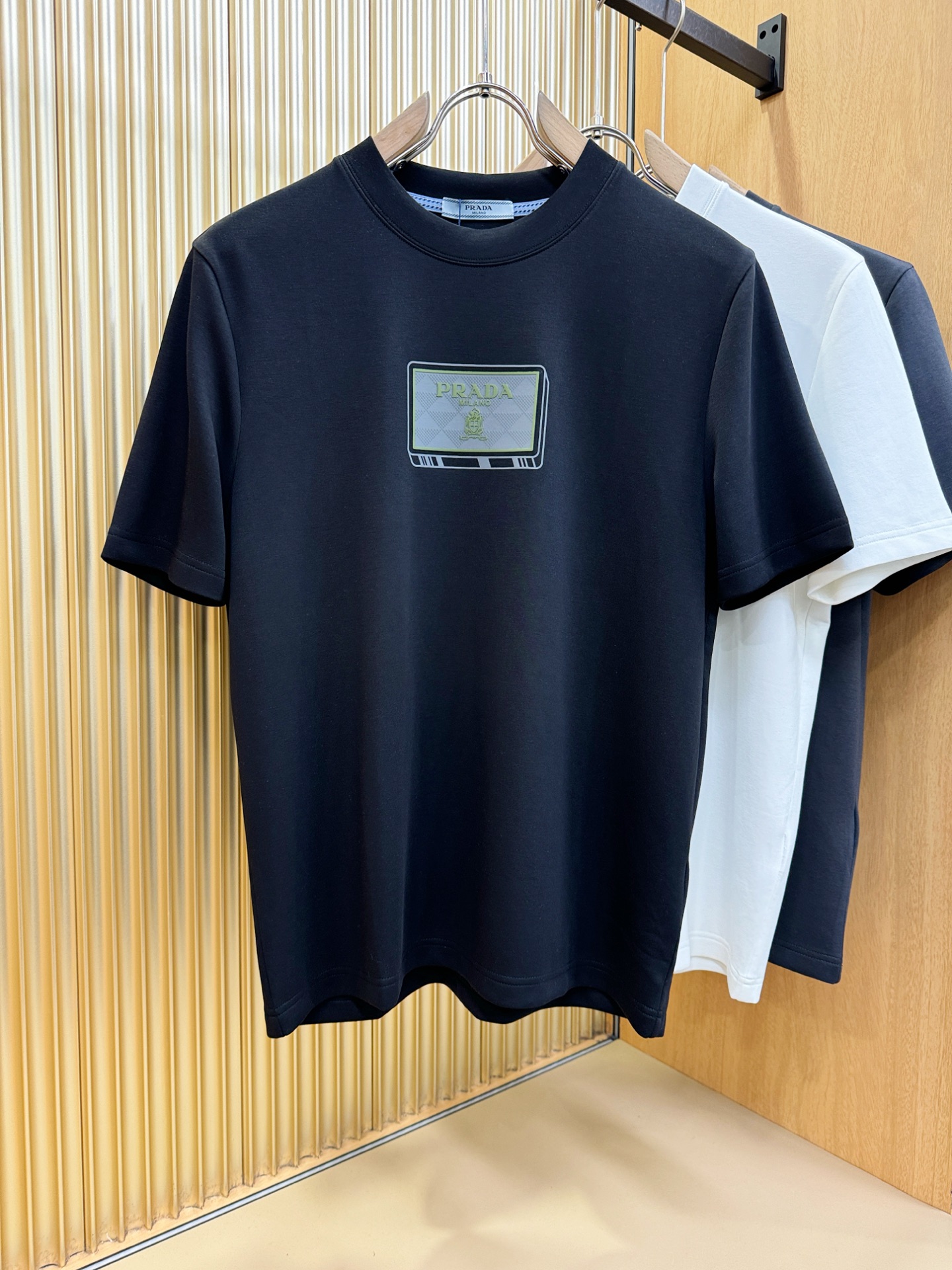 PRADA 普拉达 顶级品质 2025秋冬新品短袖！原版定制面料，手感柔软。顶级进口私货，时尚设计潮流羊