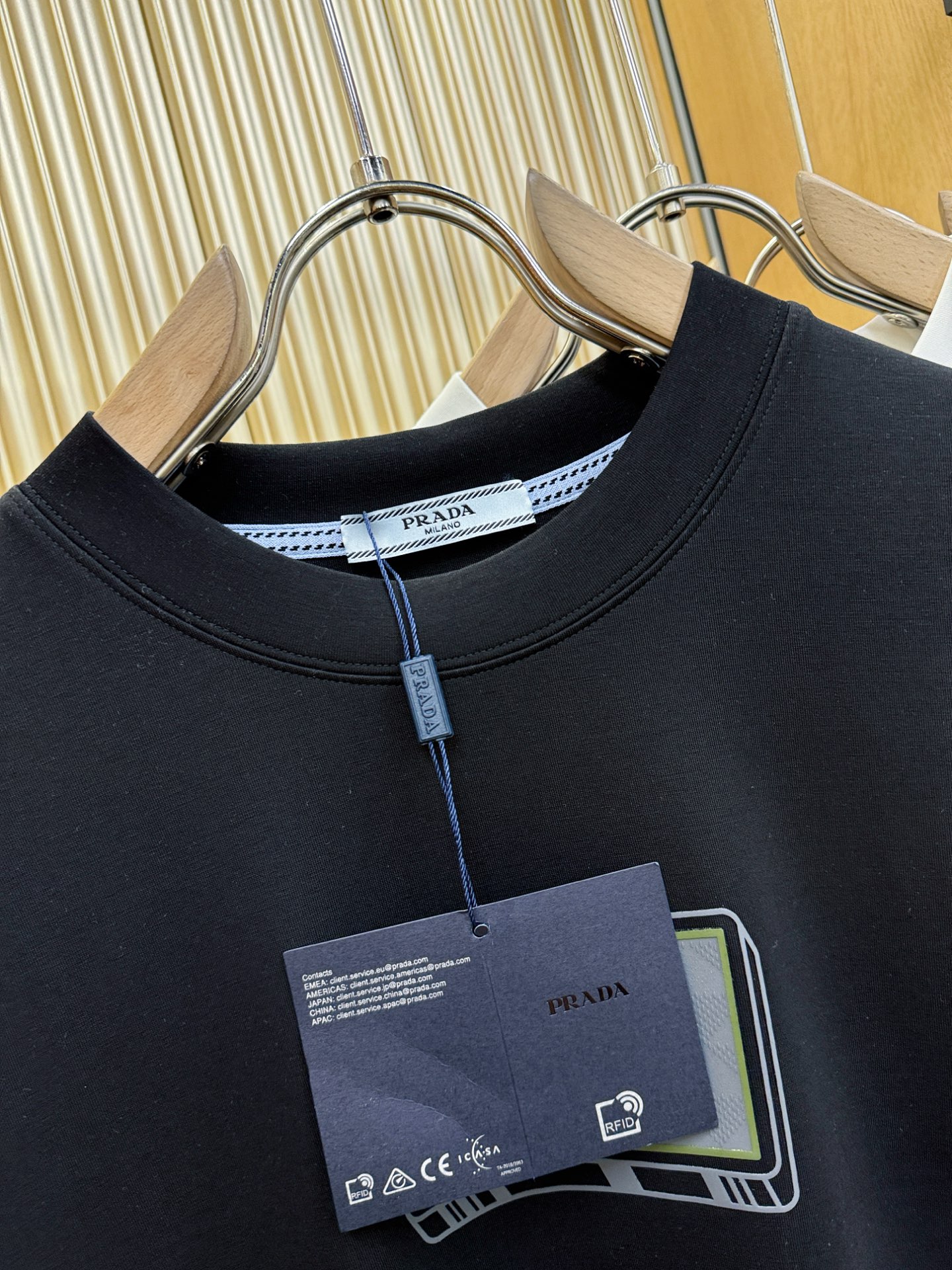 PRADA 普拉达 顶级品质 2025秋冬新品短袖！原版定制面料，手感柔软。顶级进口私货，时尚设计潮流羊