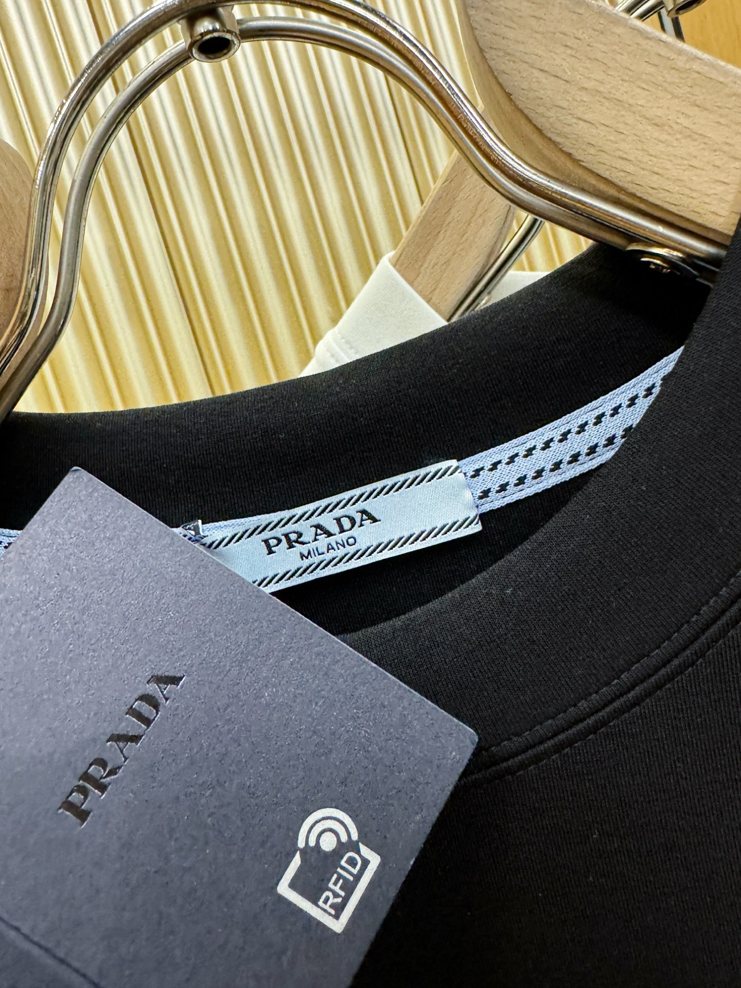 PRADA 普拉达 顶级品质 2025秋冬新品短袖！原版定制面料，手感柔软。顶级进口私货，时尚设计潮流羊